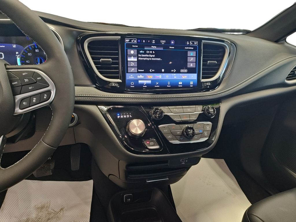 2026 Chrysler Pacifica Select - Photo 11