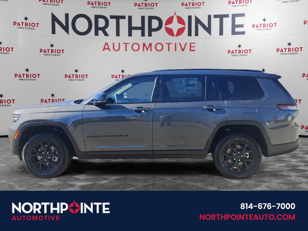 2025 Jeep Grand Cherokee Altitude photo 3