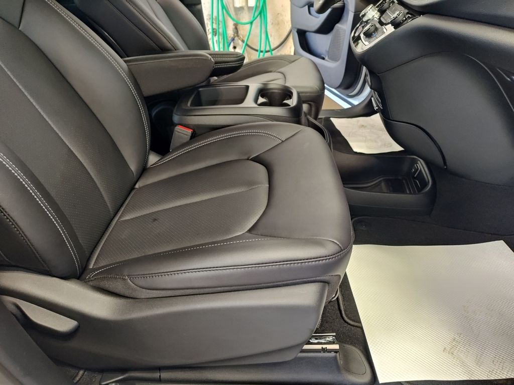 2026 Chrysler Pacifica Select - Photo 31