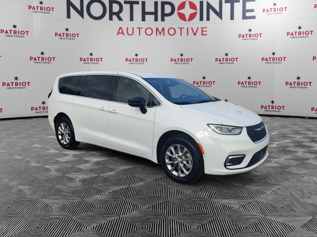 2026 Chrysler Pacifica Select's photo