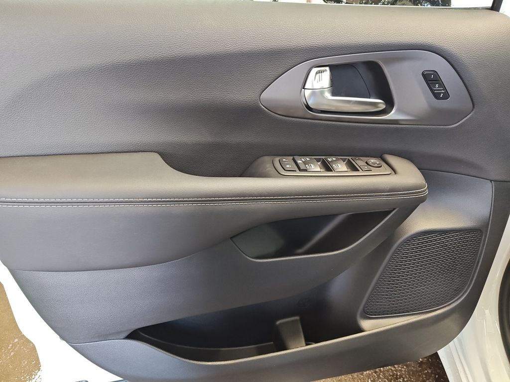 2026 Chrysler Pacifica Select - Photo 16