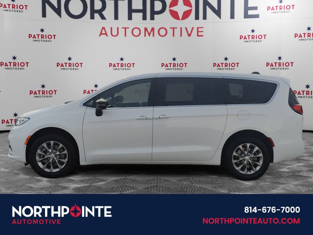 2026 Chrysler Pacifica photo 3