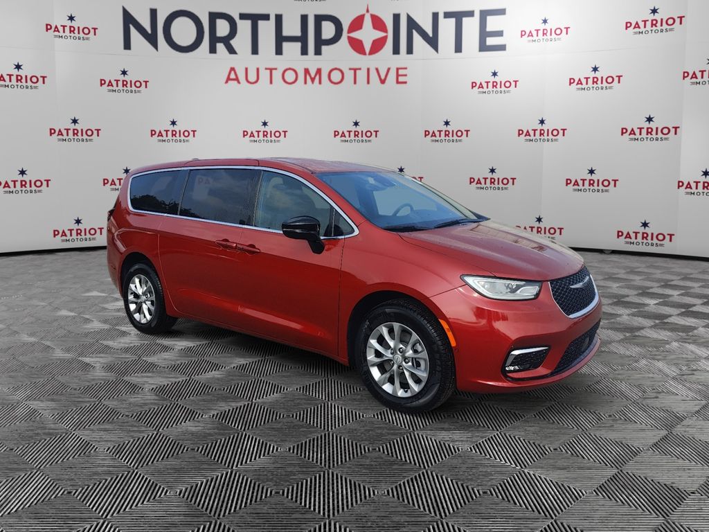 2026 Chrysler Pacifica Select's photo
