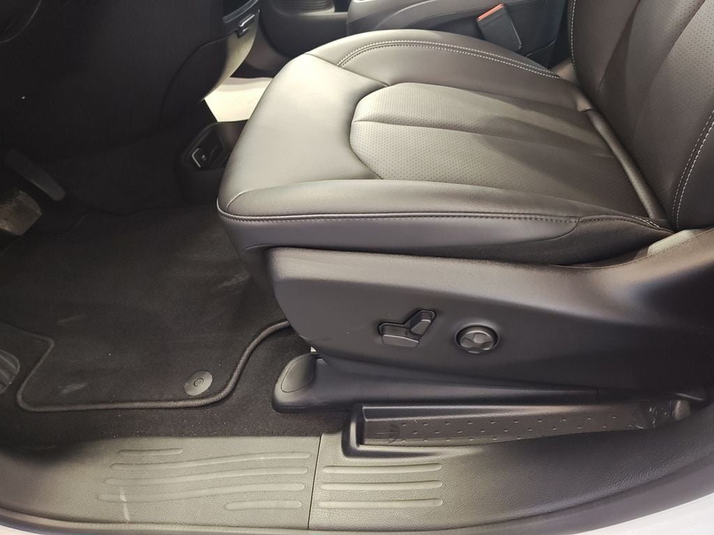 2026 Chrysler Pacifica Select - Photo 28