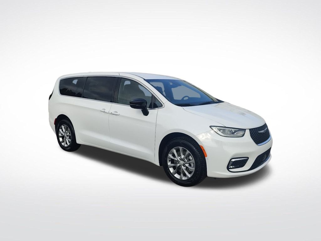 2026 Chrysler Pacifica Select's photo