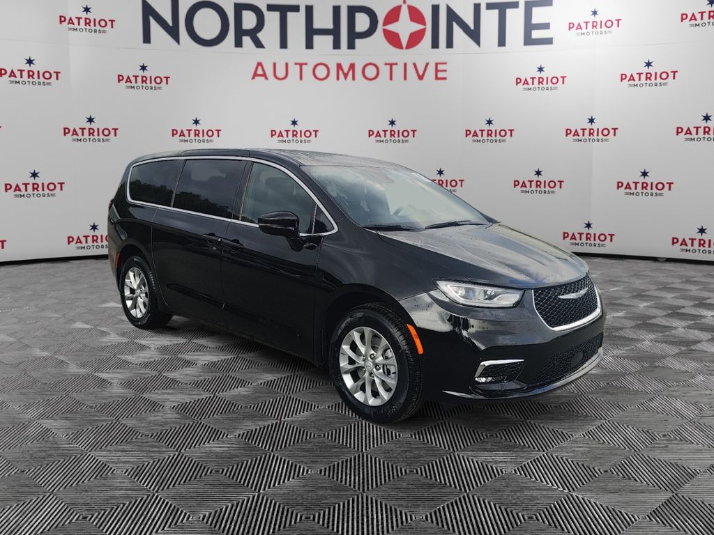 2026 Chrysler Pacifica Select's photo