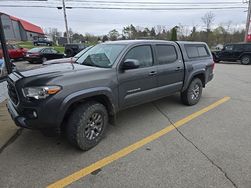 2017 Toyota Tacoma SR5 Double Cab 4x4 V6 Auto Short Bed's photo