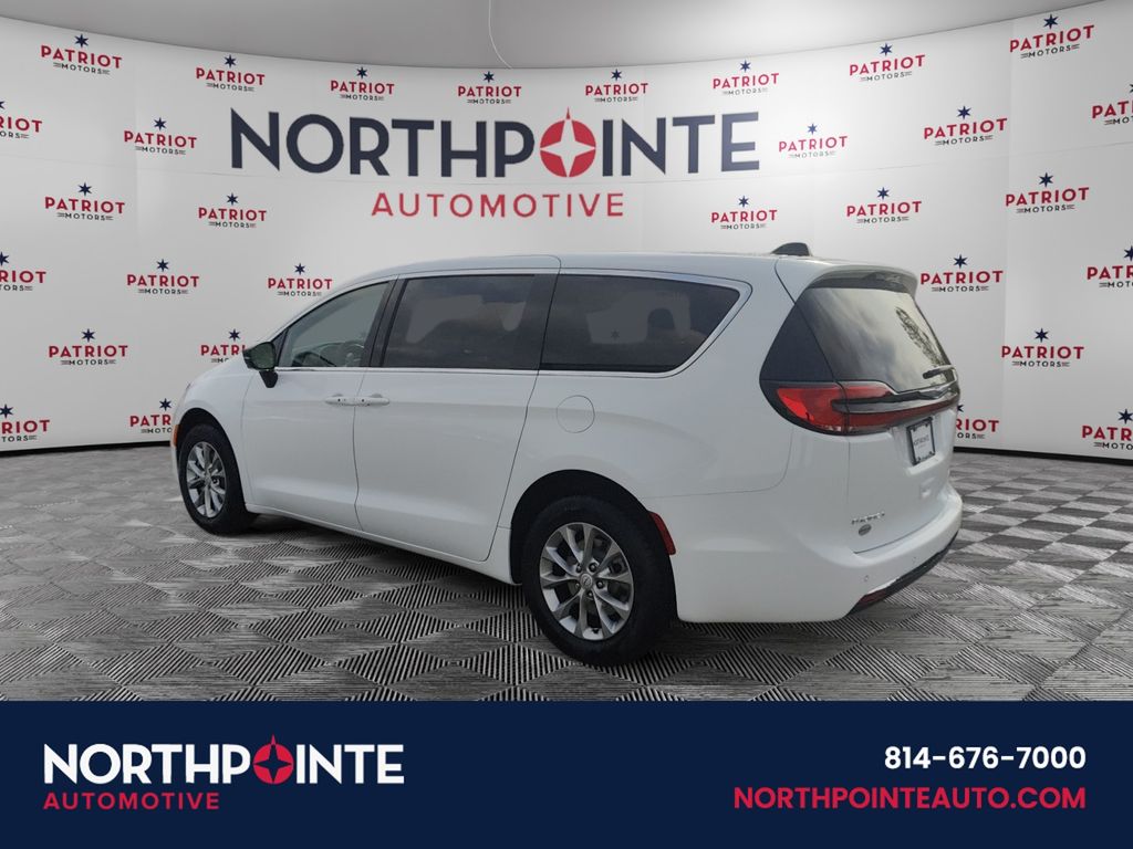 2026 Chrysler Pacifica photo 4