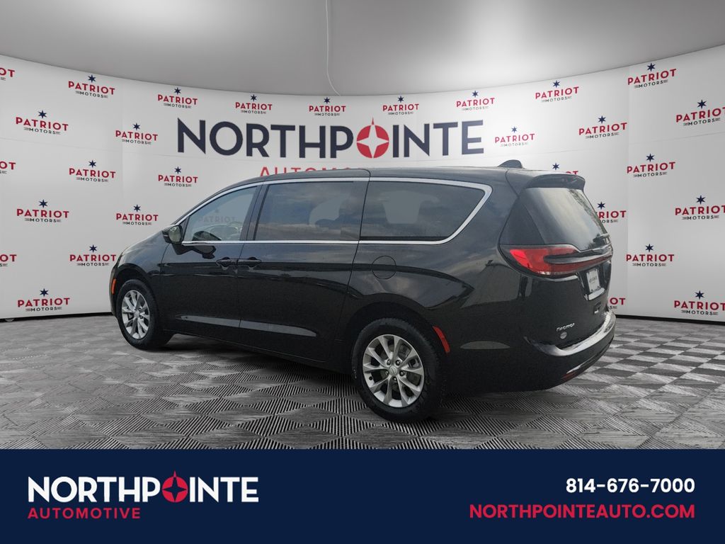 2026 Chrysler Pacifica photo 2
