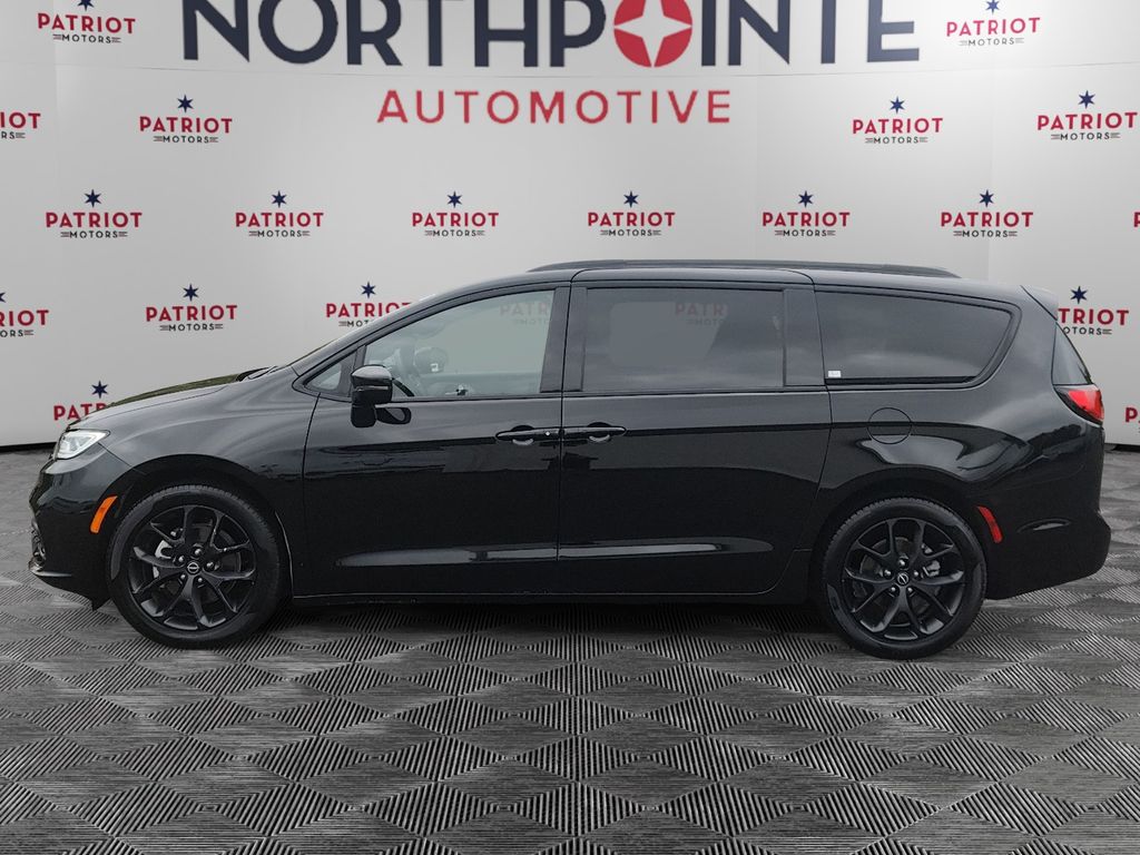 2025 Chrysler Pacifica Limited photo 2