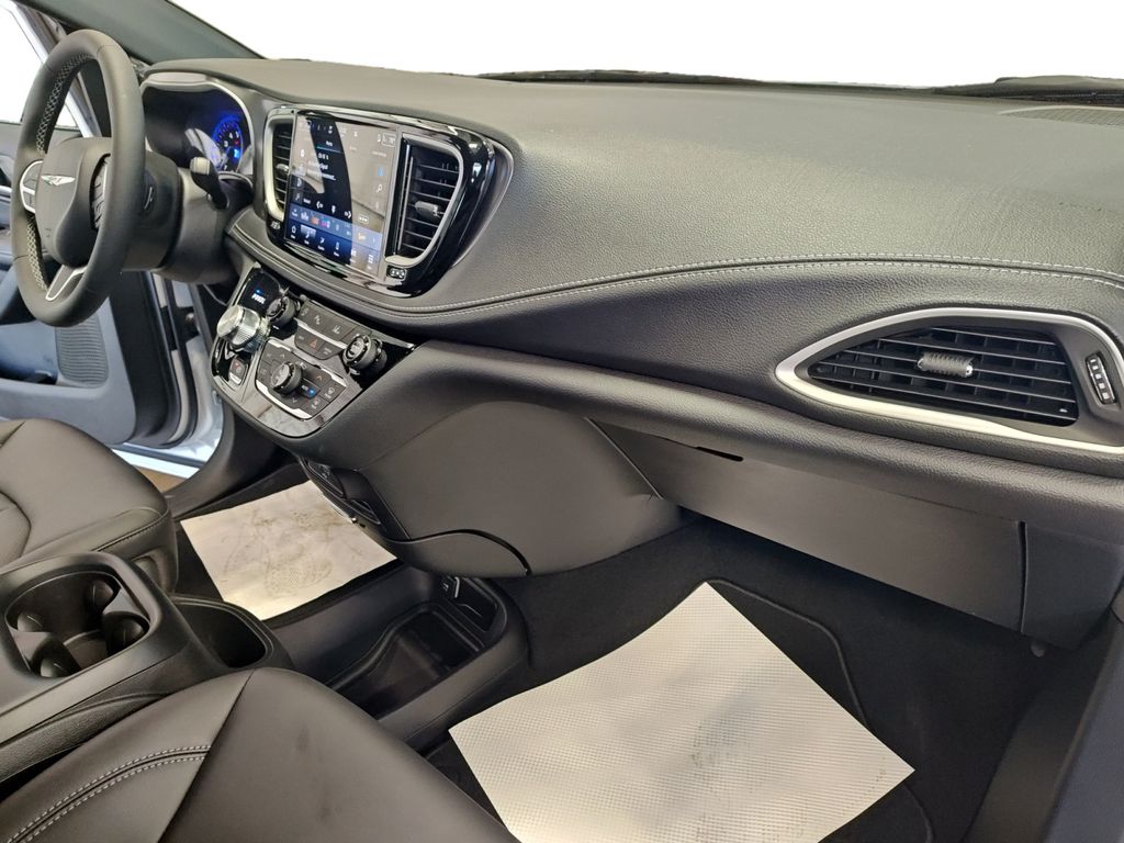 2026 Chrysler Pacifica Select - Photo 15