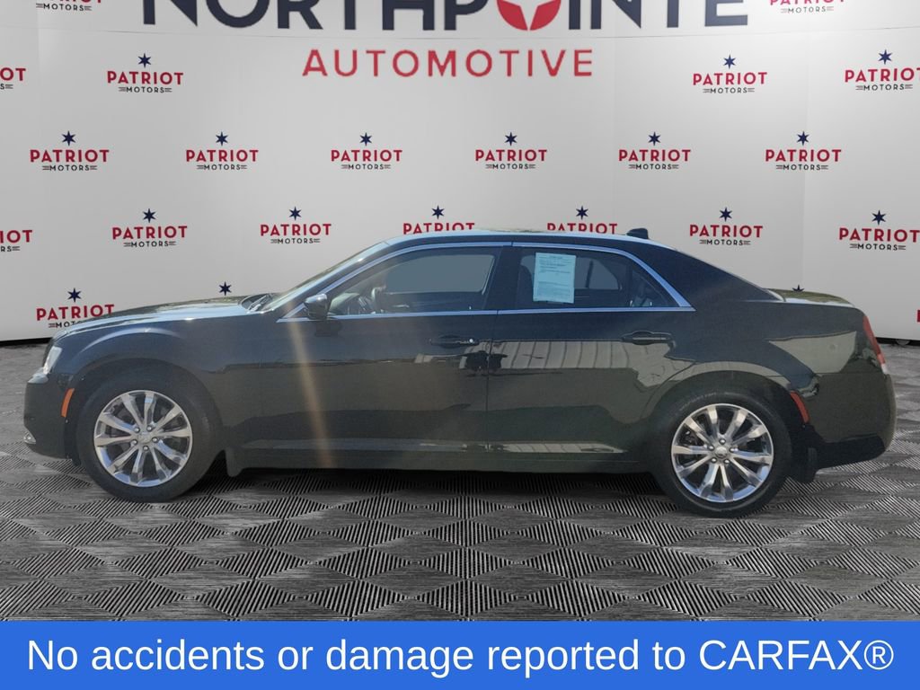 2017 Chrysler 300 Limited photo 3