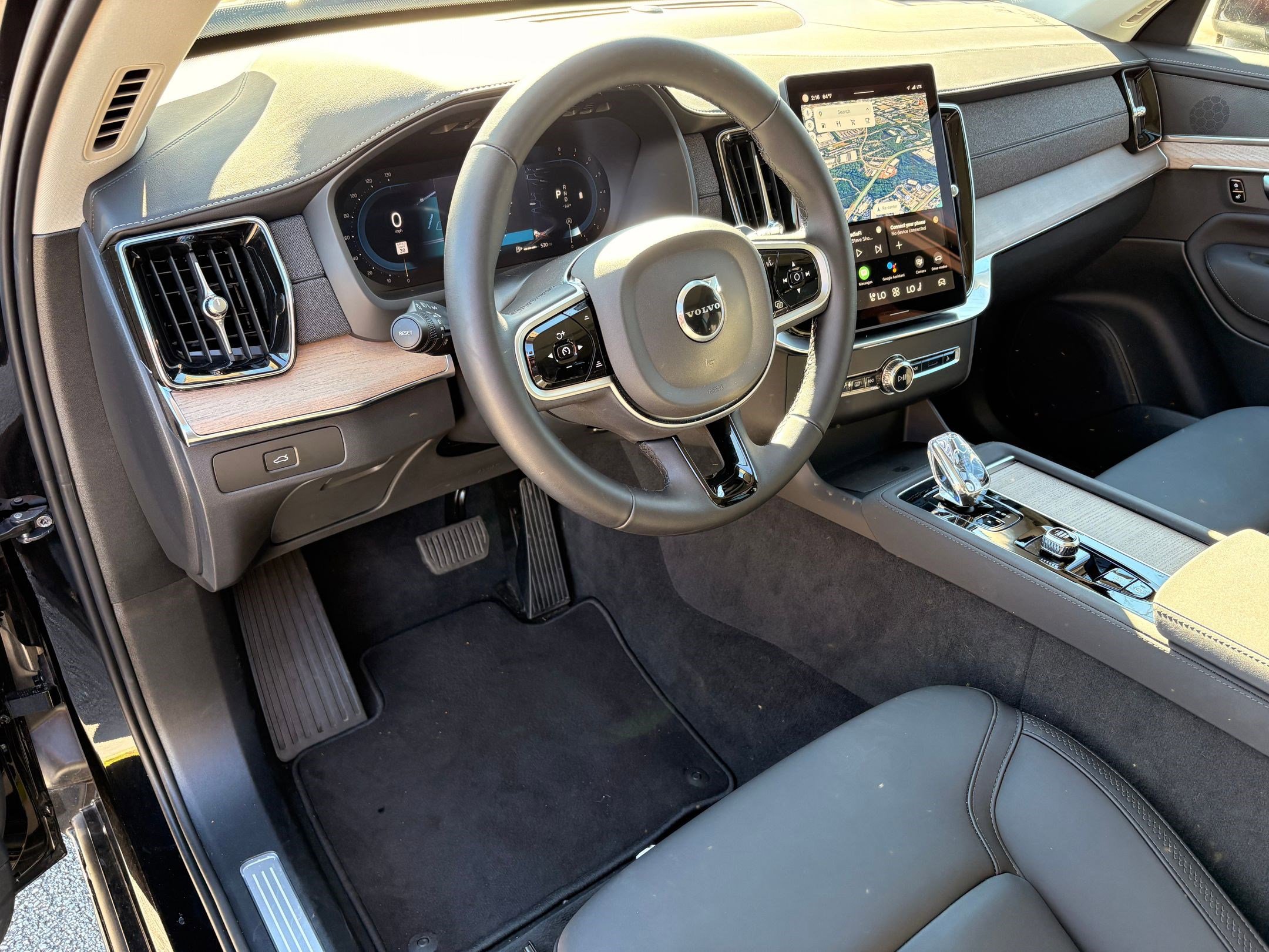 2025 Volvo XC90 B5 AWD Plus photo 3