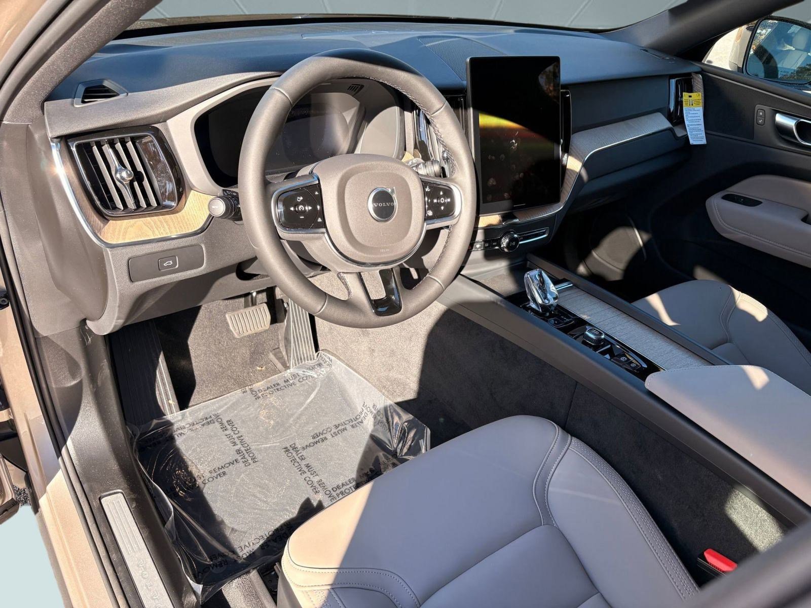 2026 Volvo XC60 B5 Plus photo 4