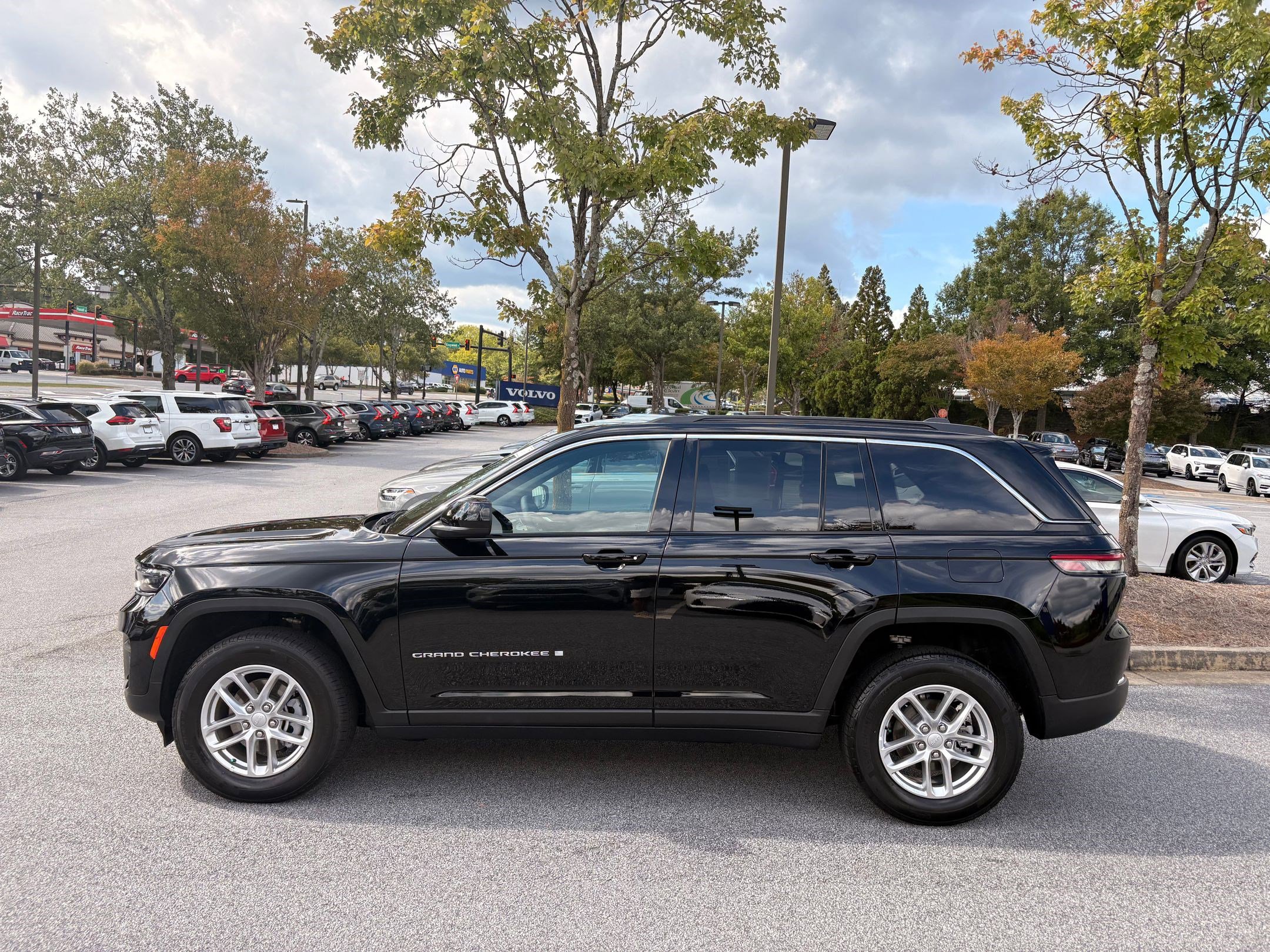2025 Jeep Grand Cherokee Laredo photo 2