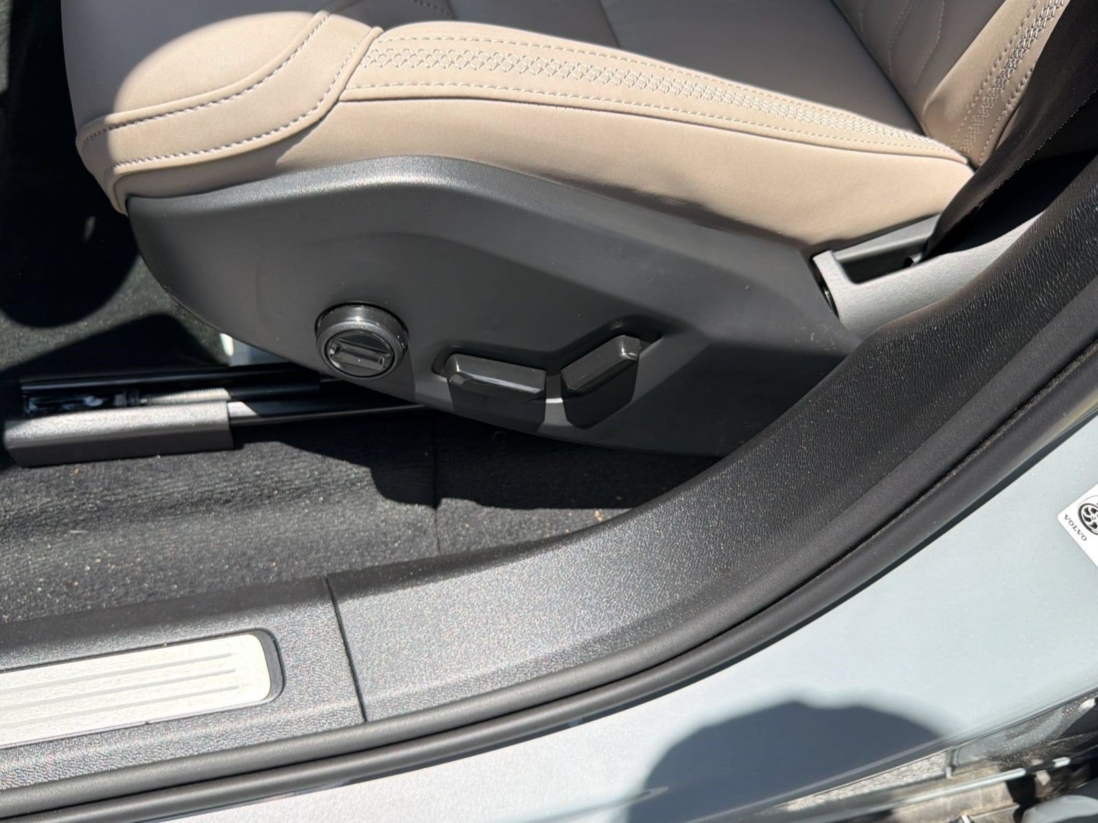2026 Volvo XC60 Plus - Photo 14