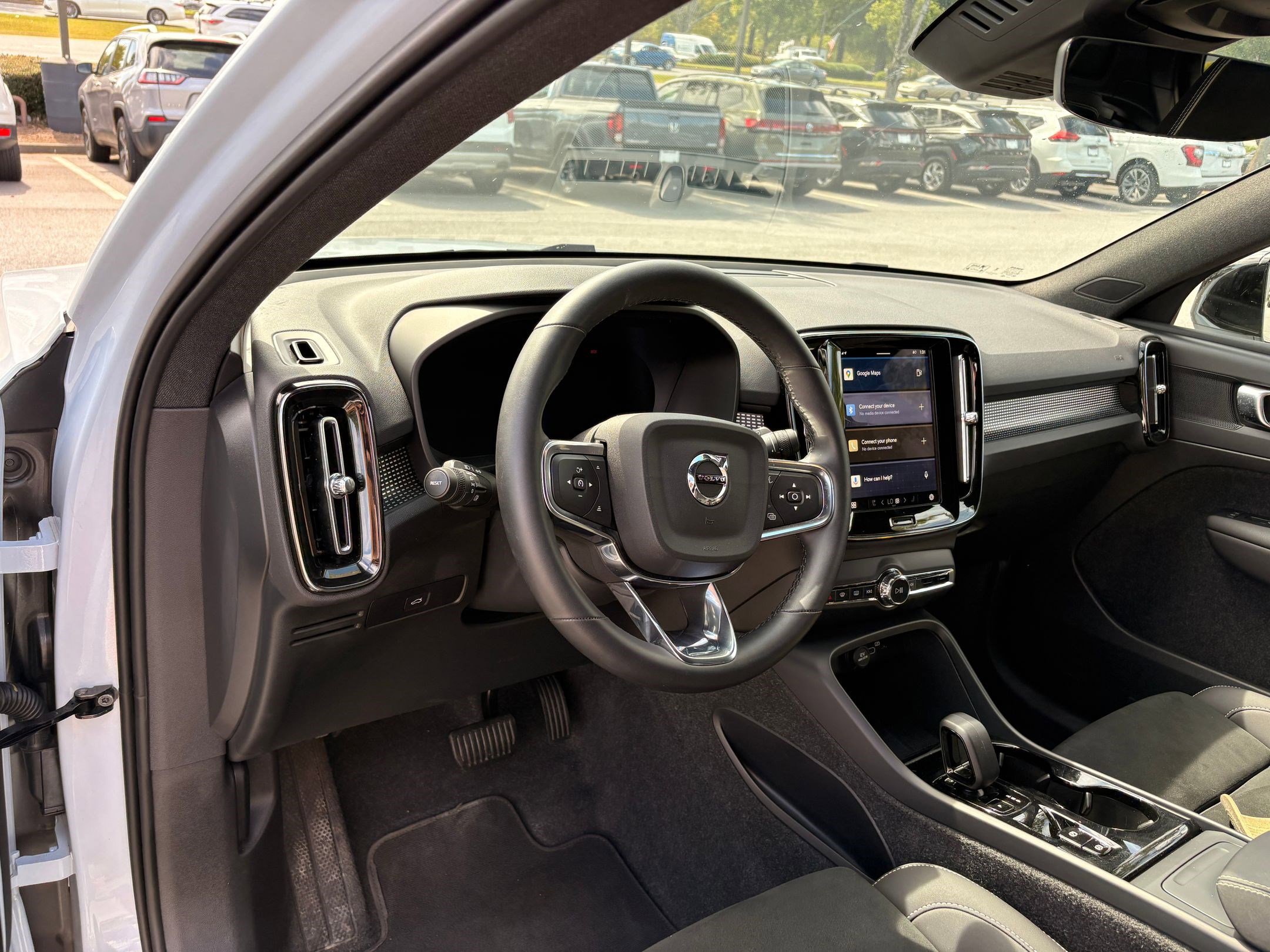 2025 Volvo XC40 AWD Plus photo 4