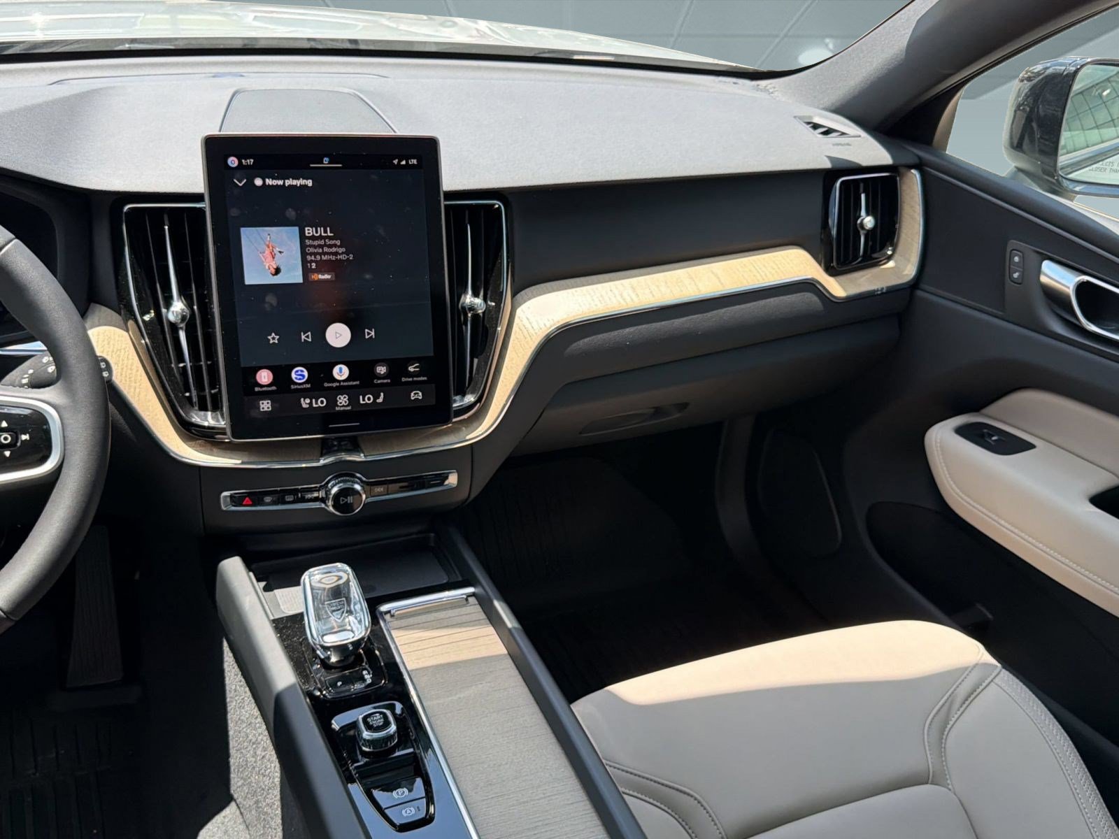 2026 Volvo XC60 Plus - Photo 17