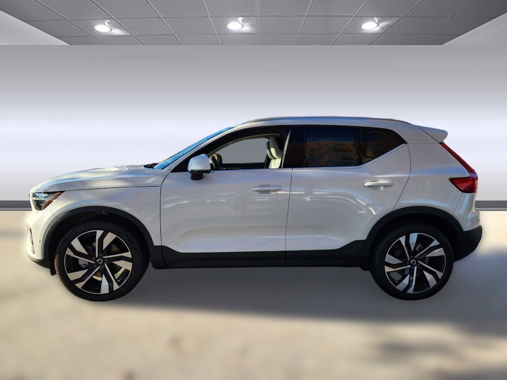 Certified 2025 Volvo XC40 Plus Bright Theme B5 AWD Plus Bright Theme