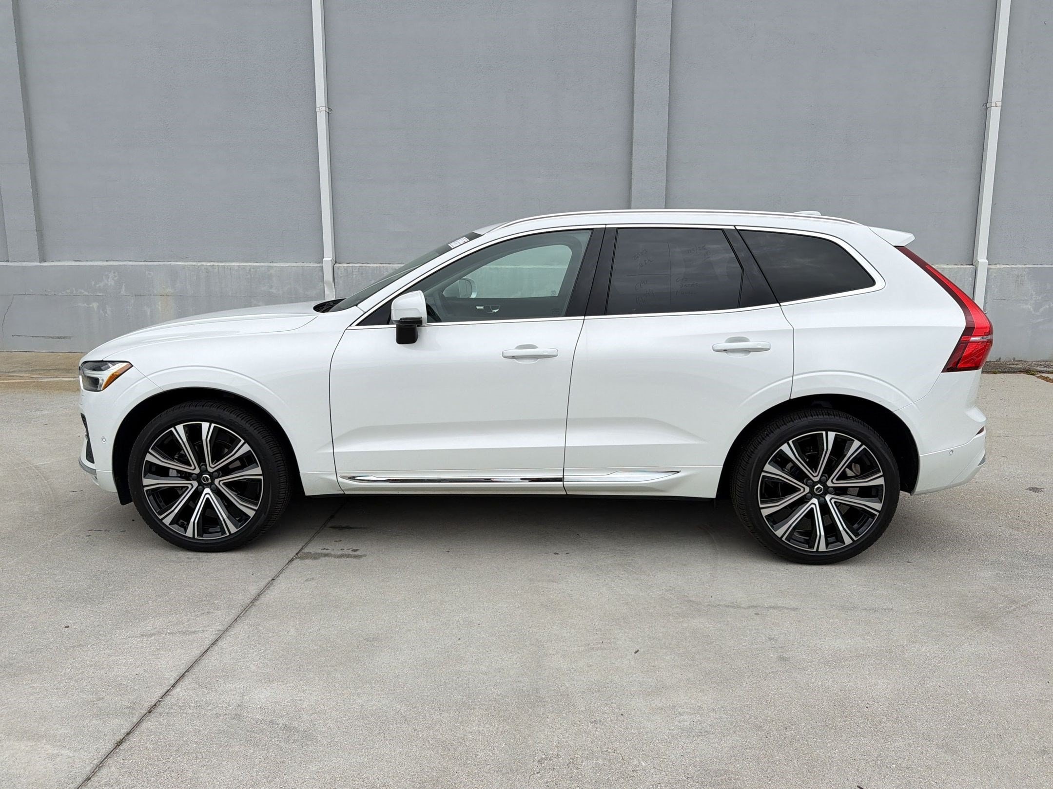 2023 Volvo XC60 Ultimate - Photo 2
