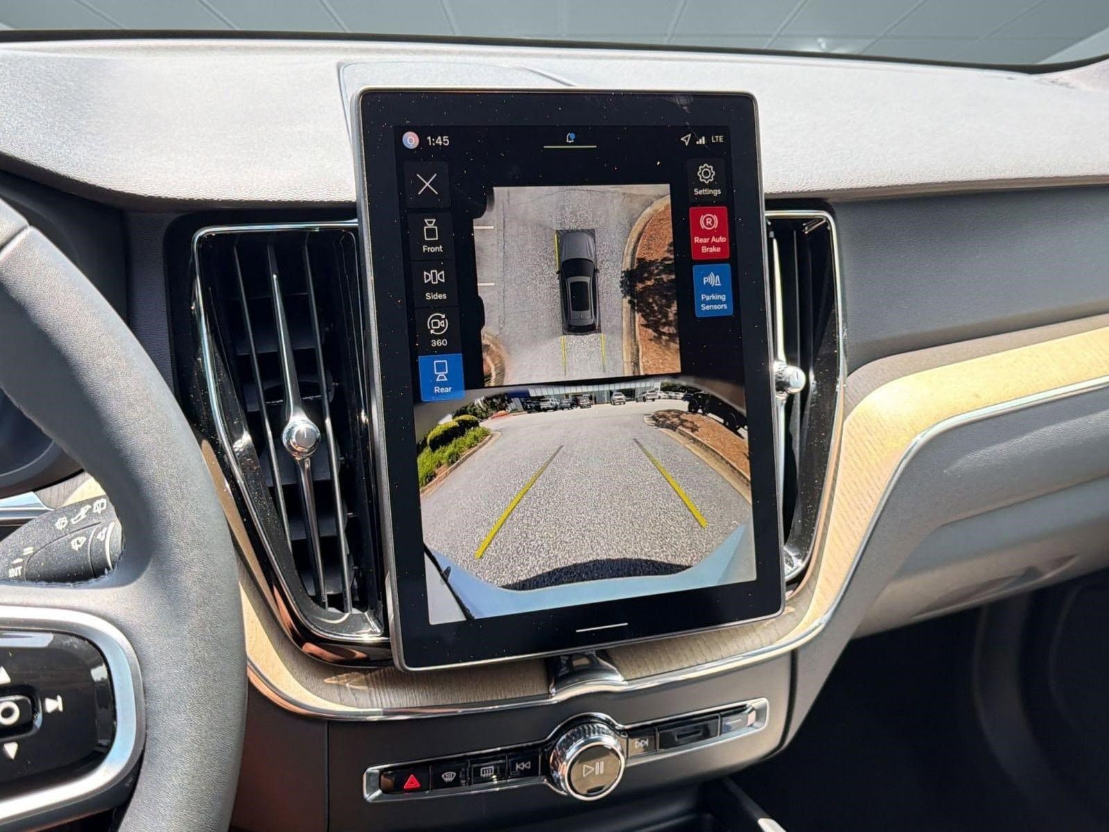 2026 Volvo XC60 Plus - Photo 24