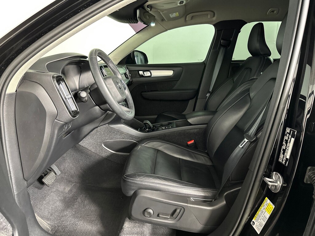 Used 2022 Volvo XC40 Momentum T5 AWD Momentum