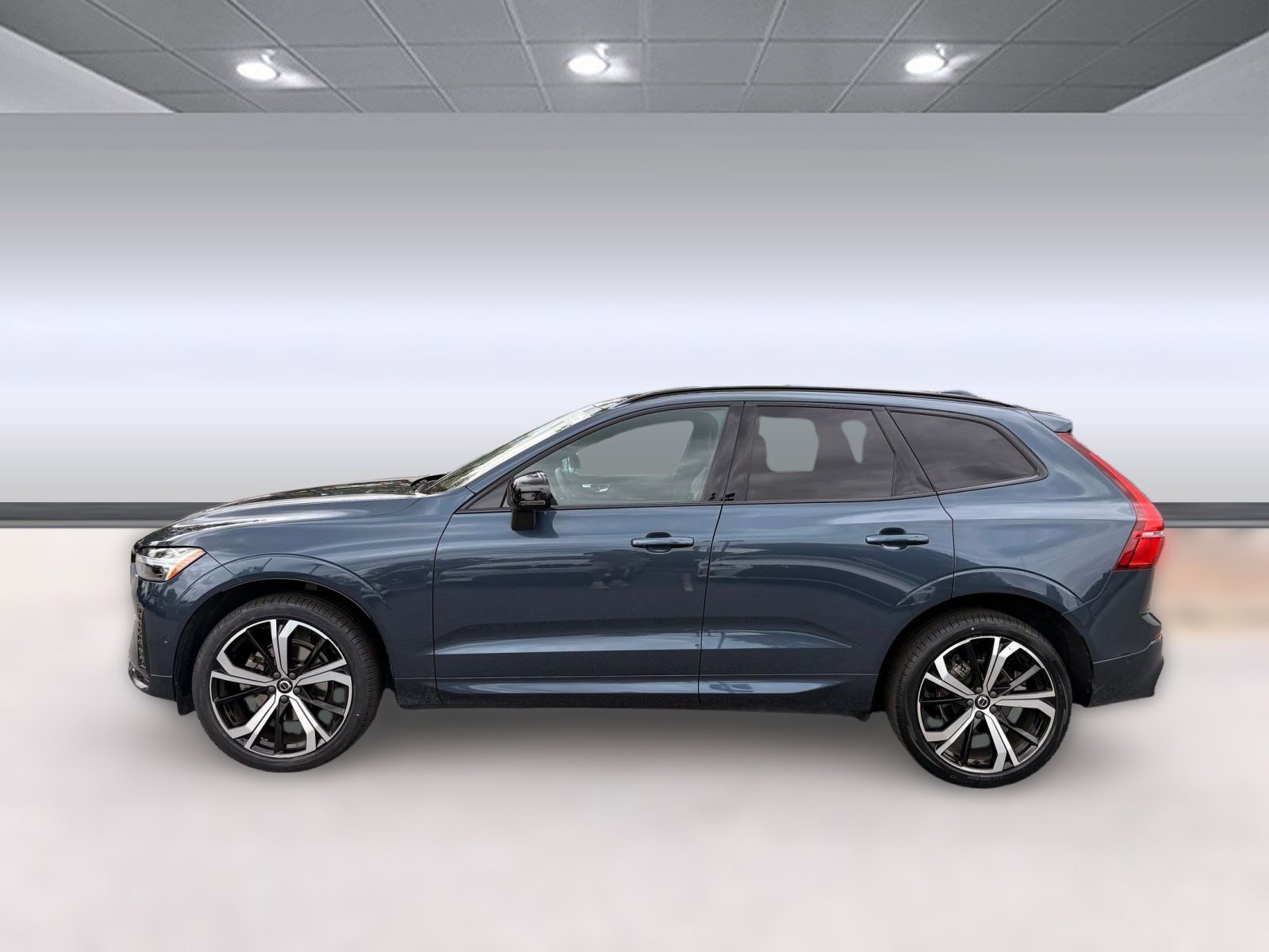2022 Volvo XC60 B5 R-Design photo 2
