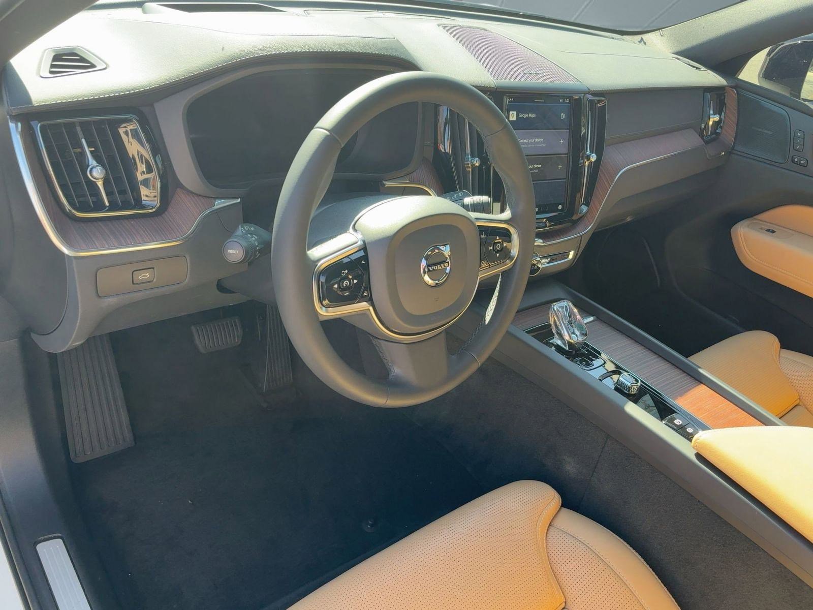 2024 Volvo XC60 B5 Ultimate photo 4