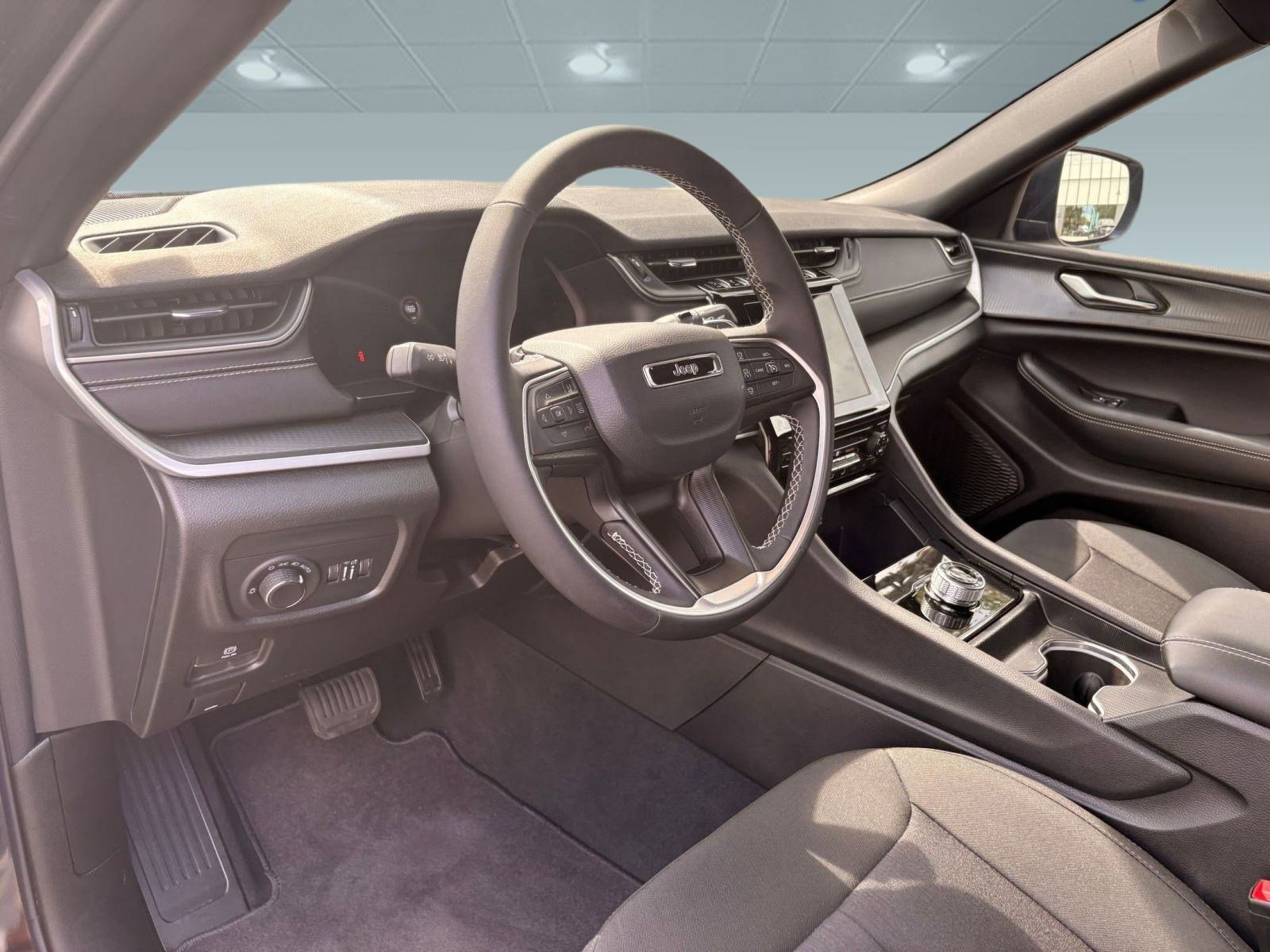 2025 Jeep Grand Cherokee Laredo photo 4