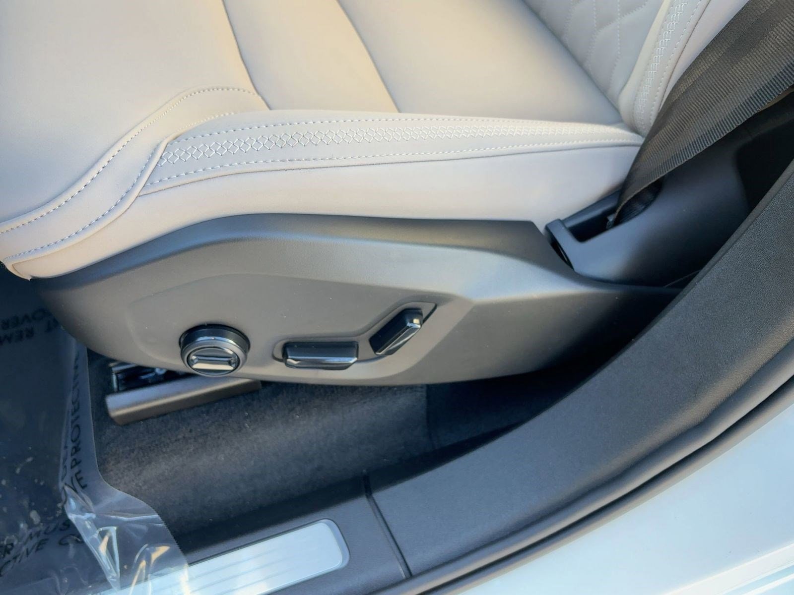 2026 Volvo XC90 Plus - Photo 13