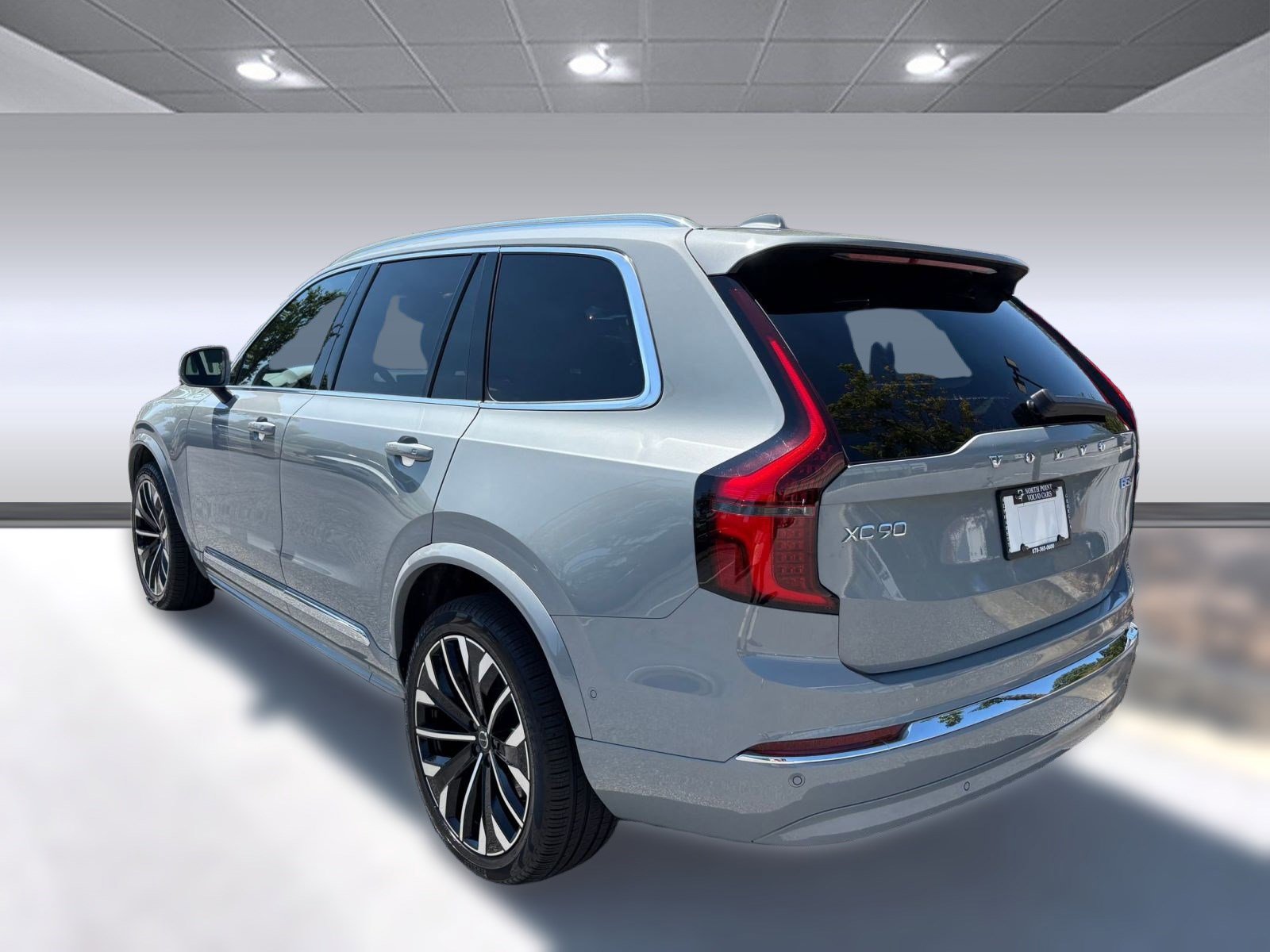 2025 Volvo XC90 B5 AWD Plus photo 2