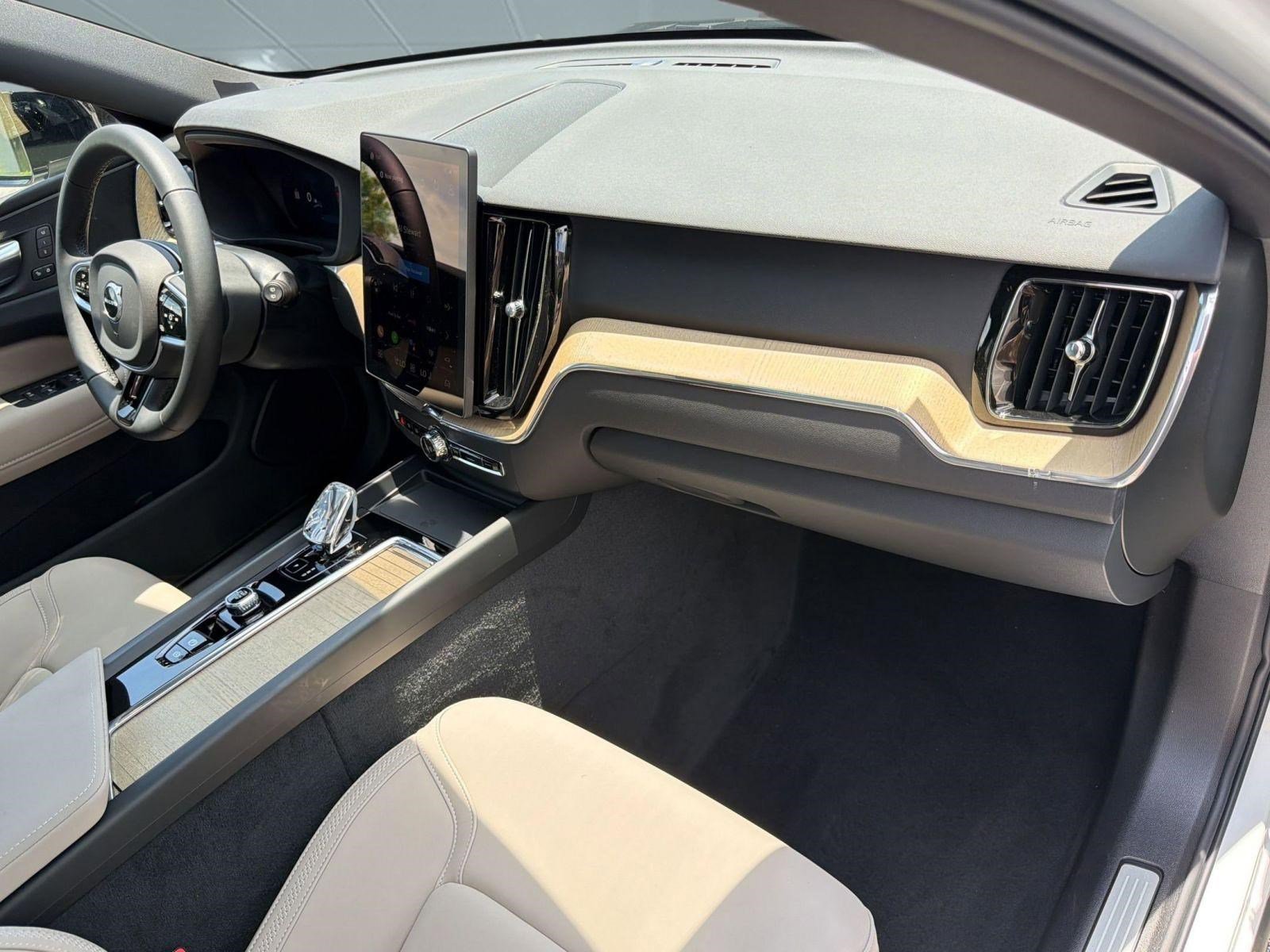 2026 Volvo XC60 Plus - Photo 31