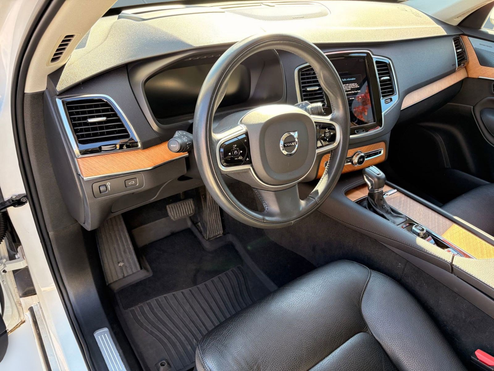 2022 Volvo XC90 T6 AWD Momentum photo 3