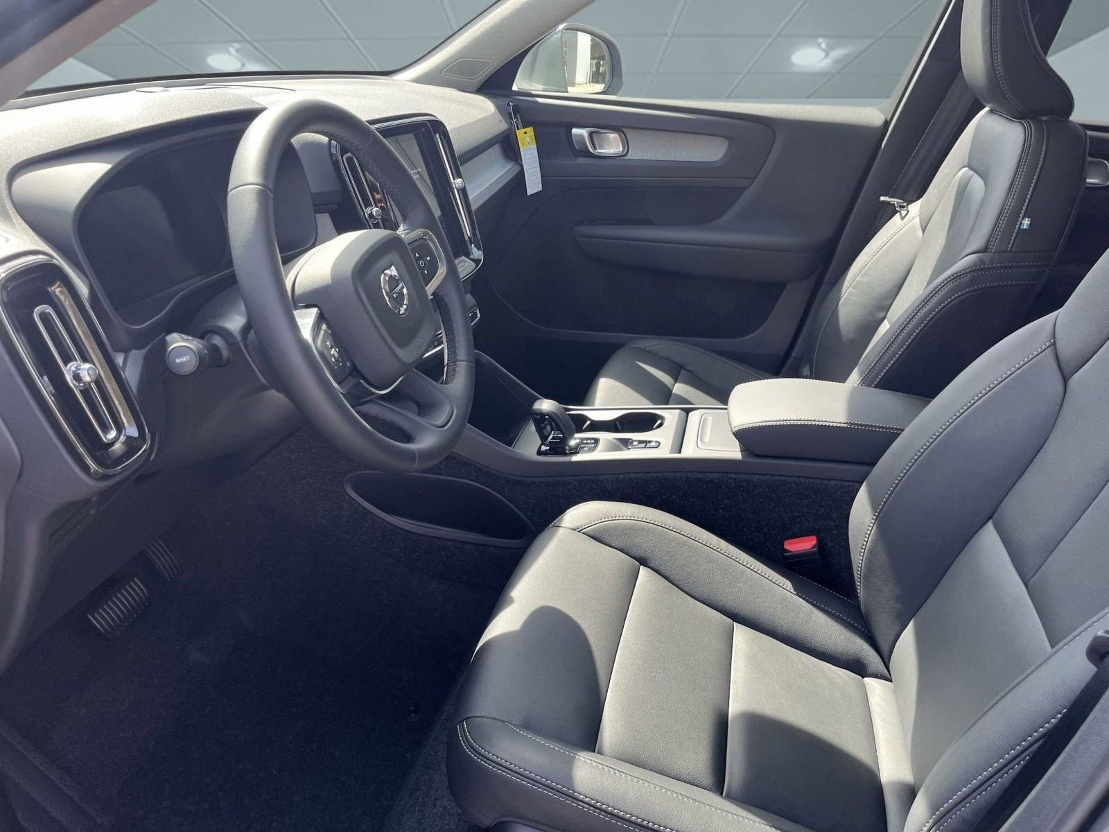 2025 Volvo XC40 AWD Core photo 3