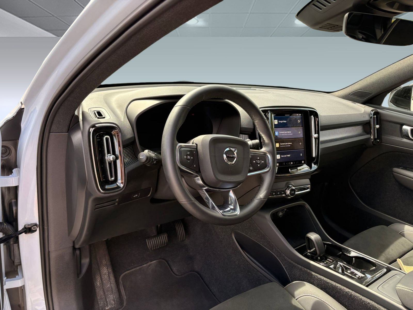 2025 Volvo XC40 AWD Plus photo 4