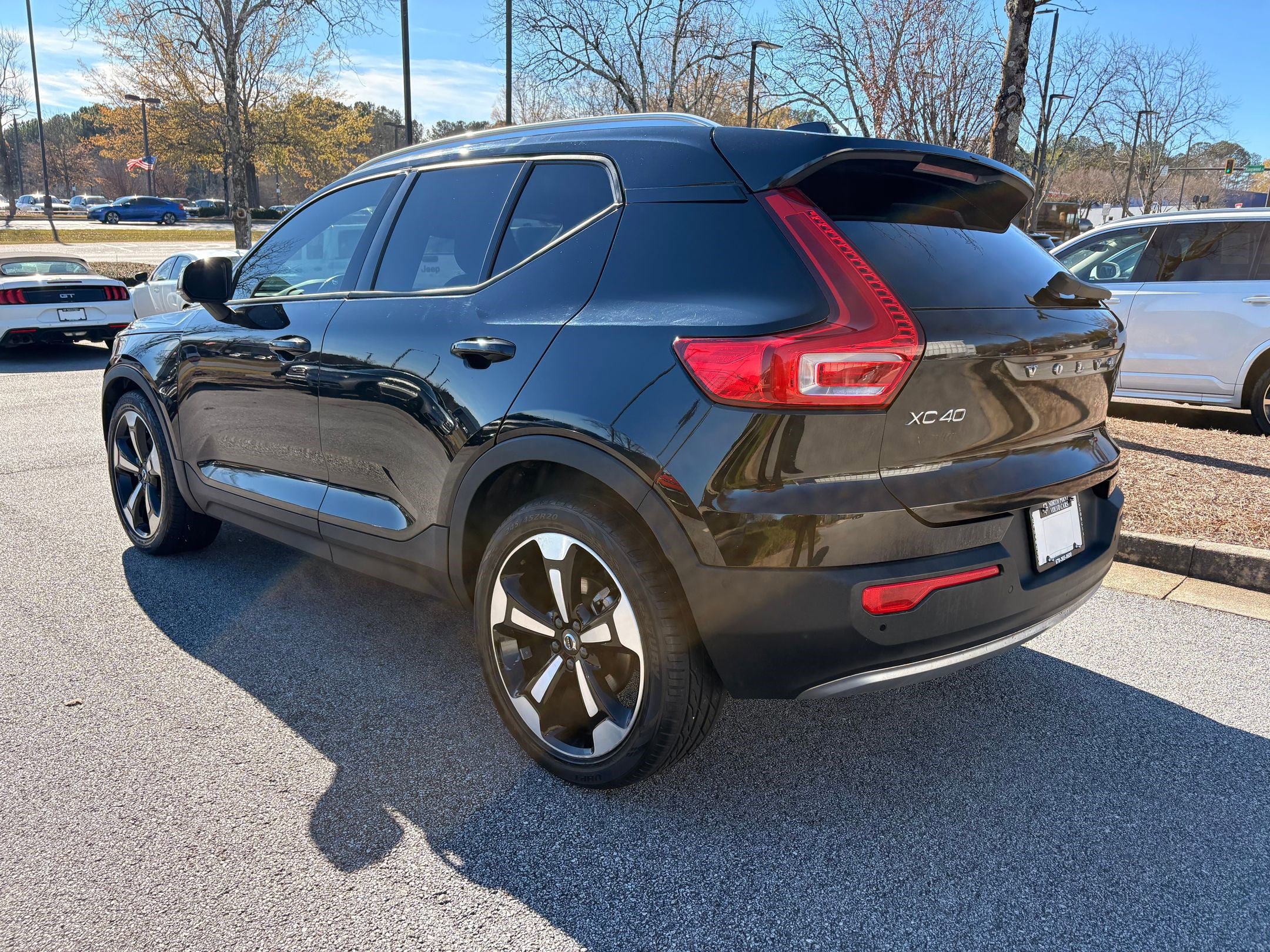 2019 Volvo XC40 T5 AWD Momentum photo 2
