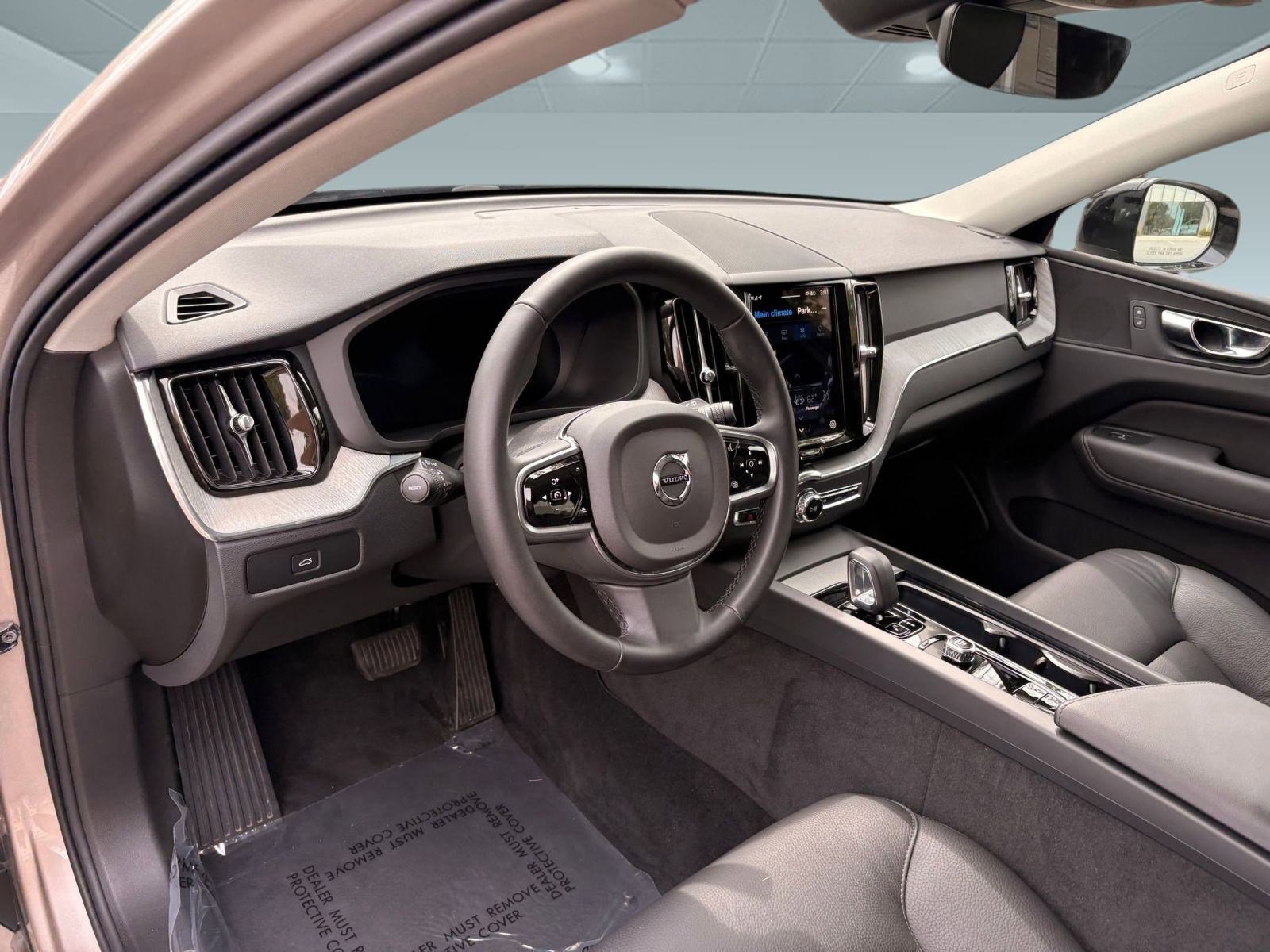 2025 Volvo XC60 B5 Plus photo 4