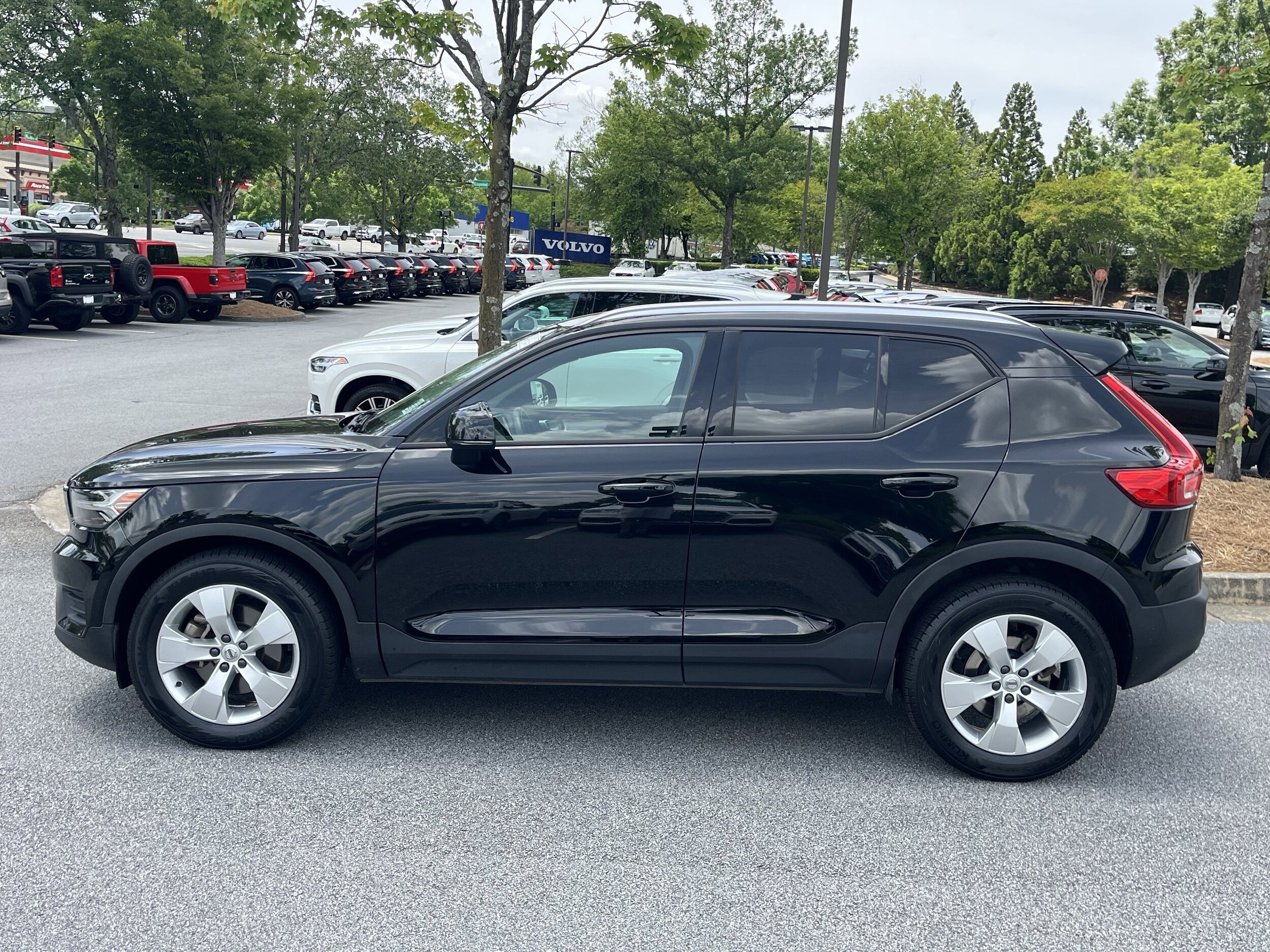 2020 Volvo XC40 Momentum photo 3
