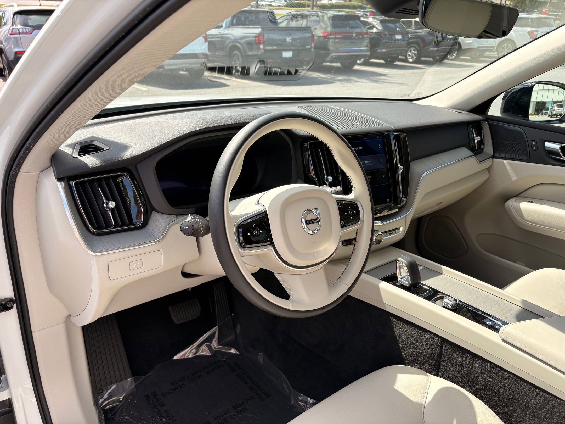 2023 Volvo XC60 B5 Plus photo 4