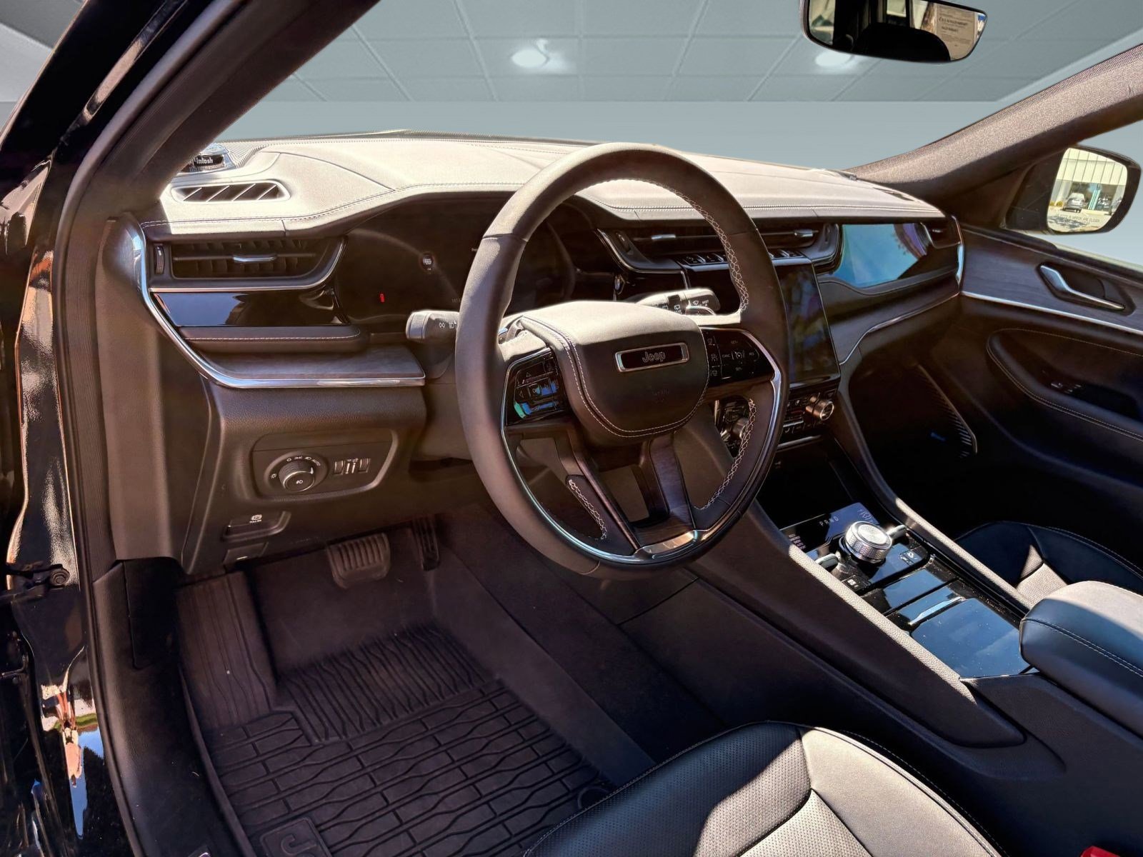 2023 Jeep Grand Cherokee Overland photo 4