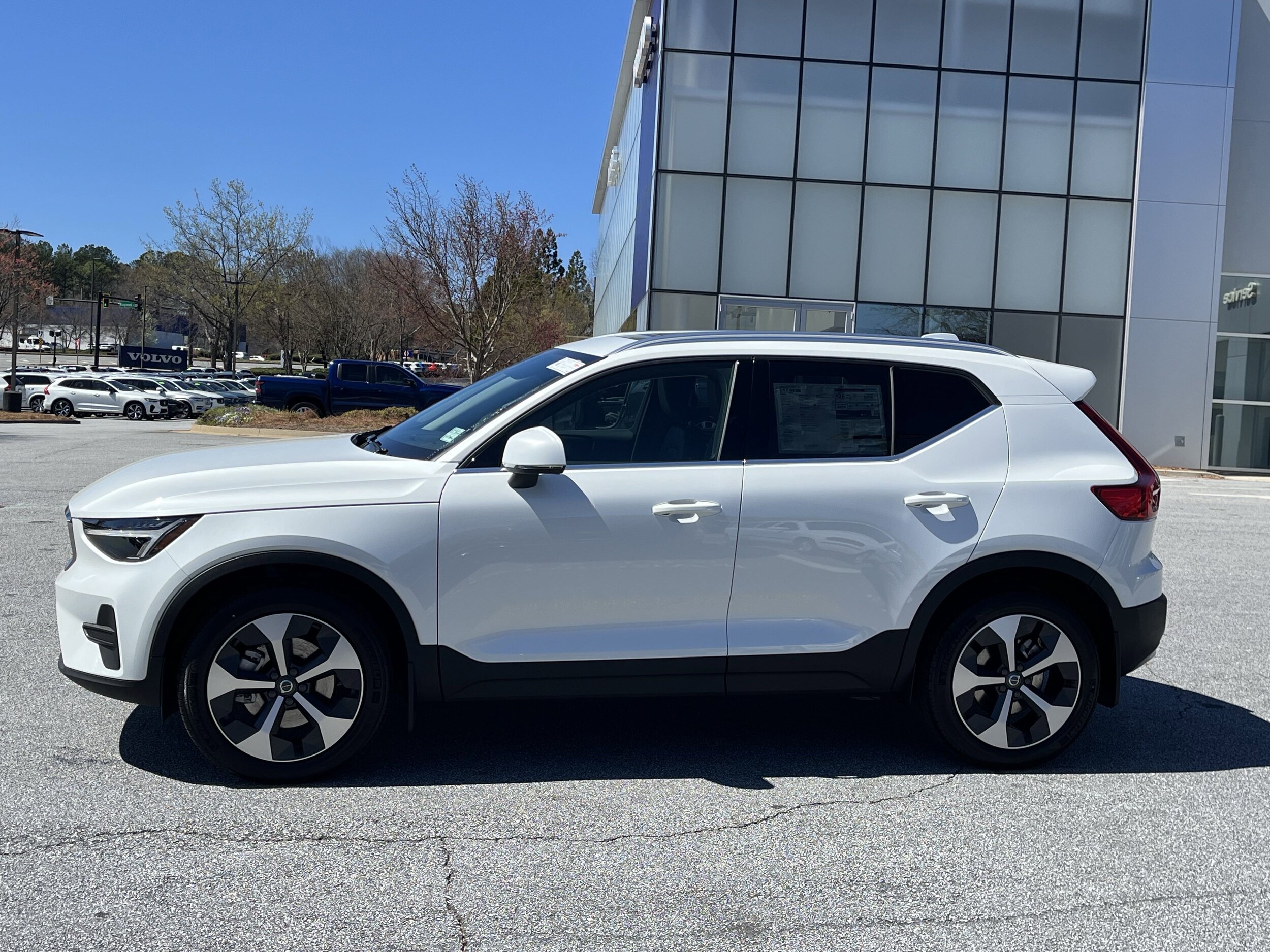 2025 Volvo XC40 Core photo 3