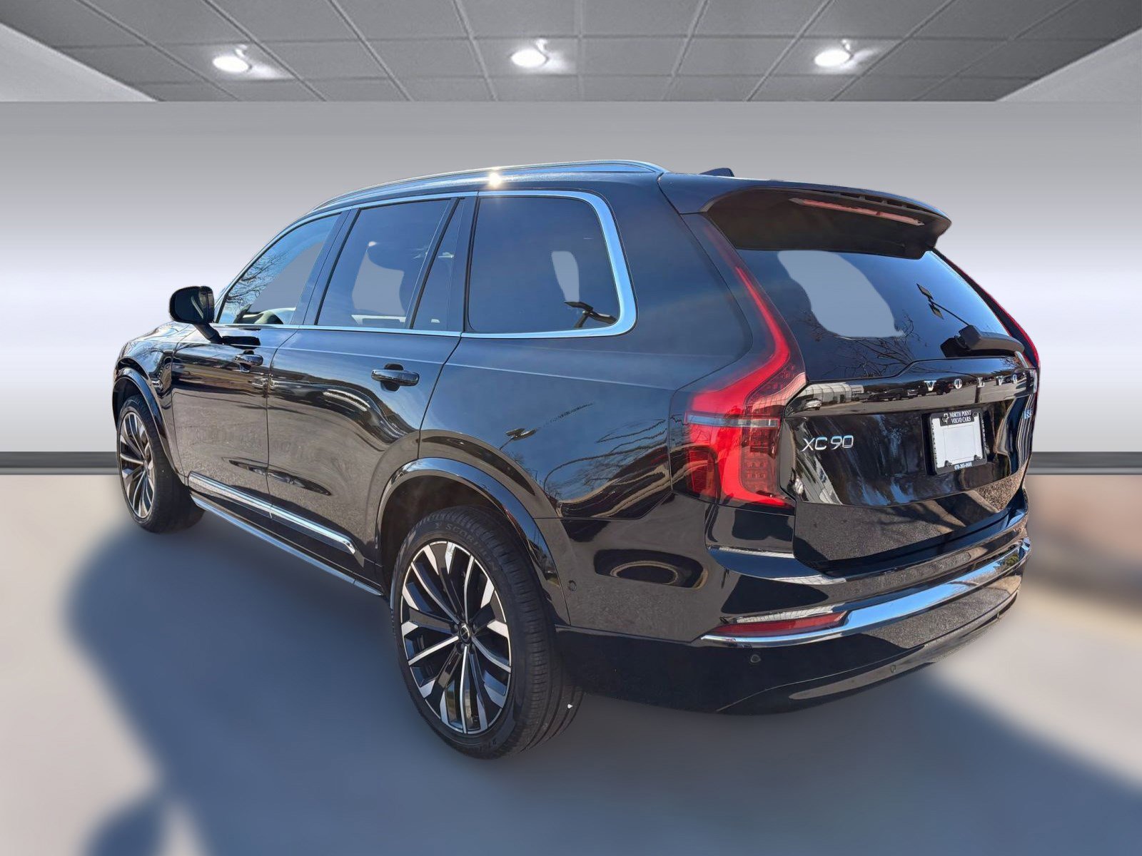 2025 Volvo XC90 B5 AWD Plus photo 3