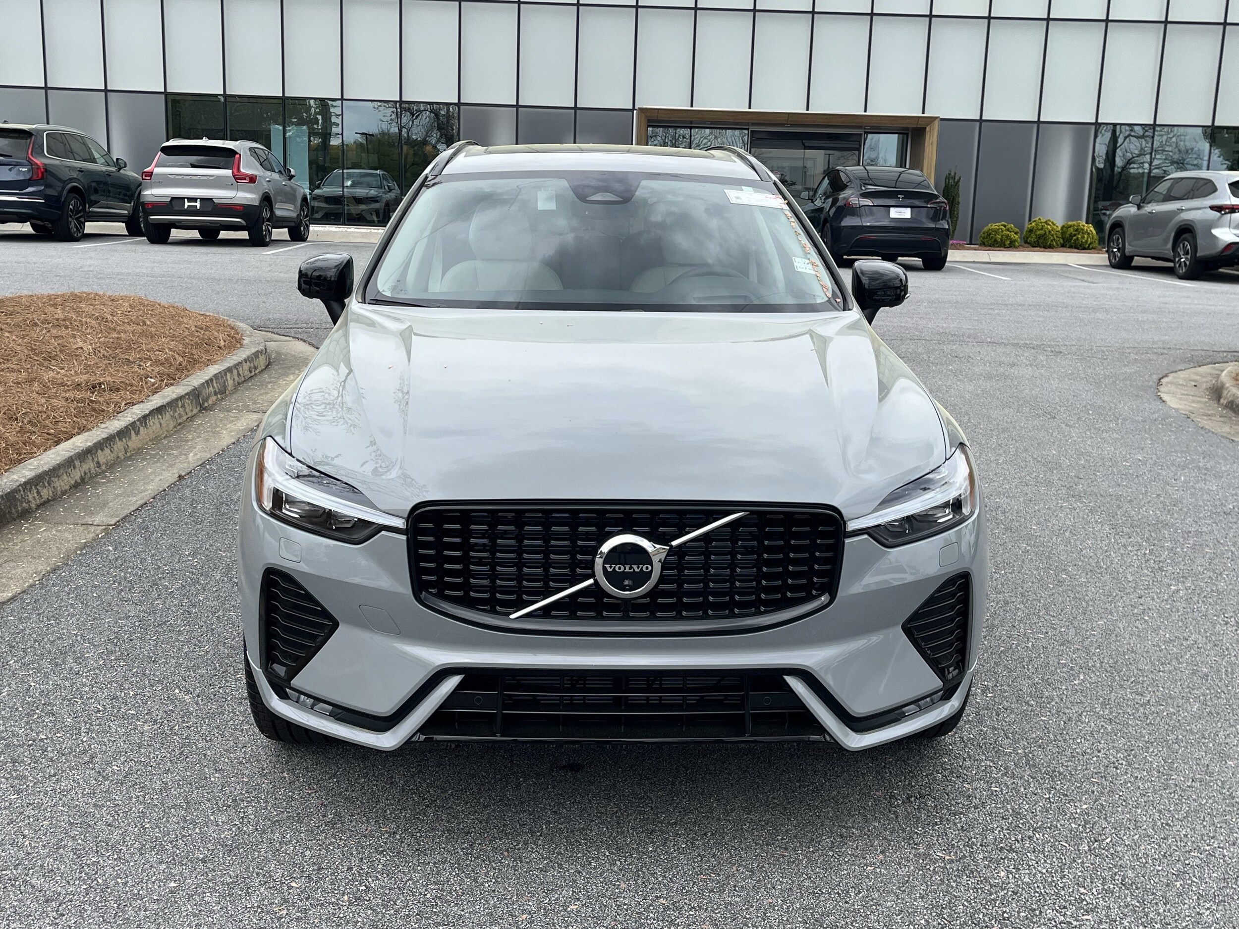 2025 Volvo XC60 B5 photo 2