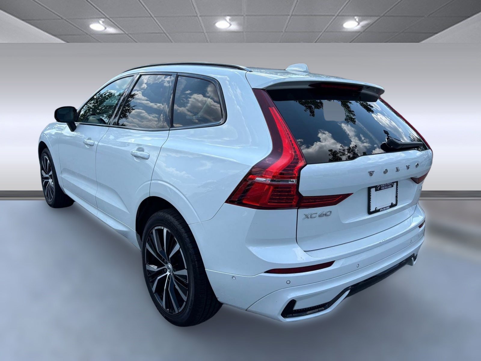 2023 Volvo XC60 B5 Plus photo 3