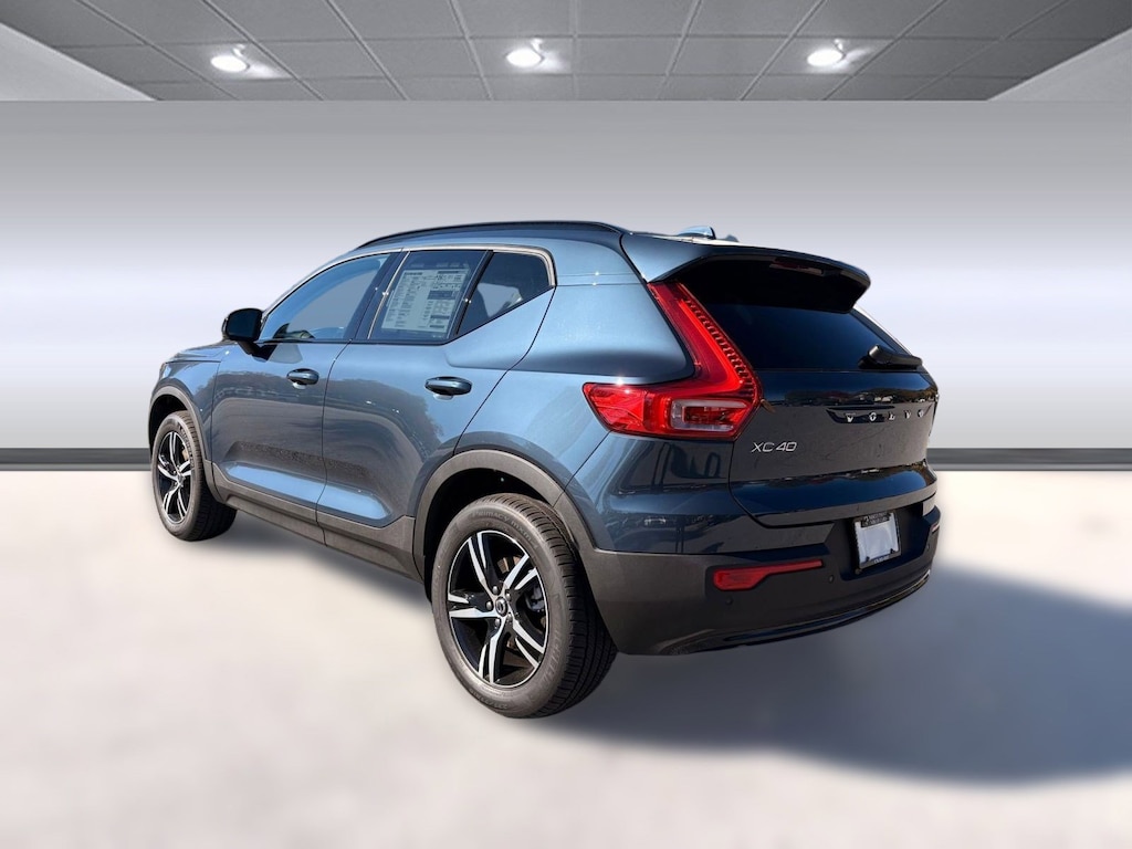 New 2026 Volvo XC40 B5 Core SUV