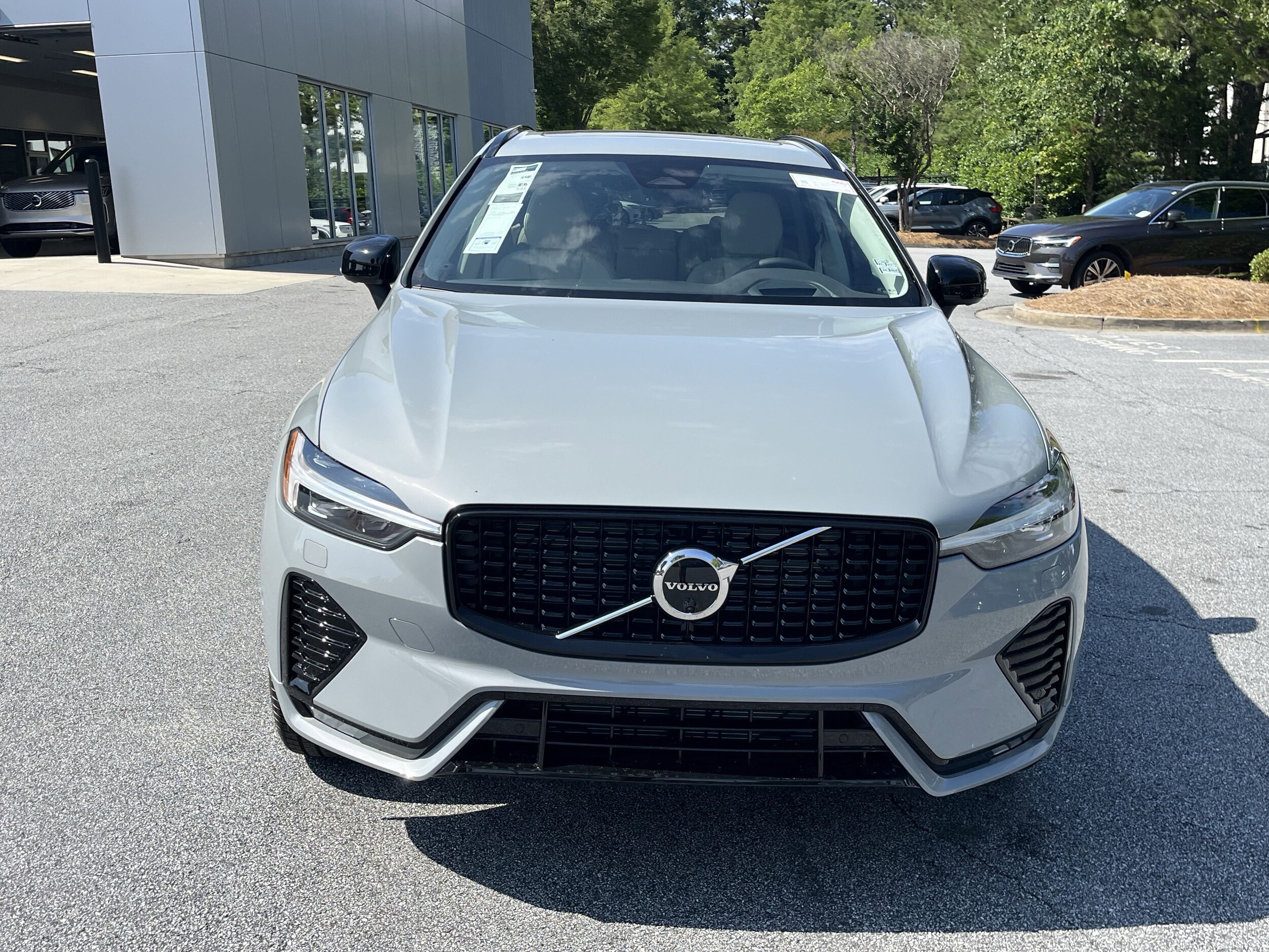2025 Volvo XC60 B5 photo 2