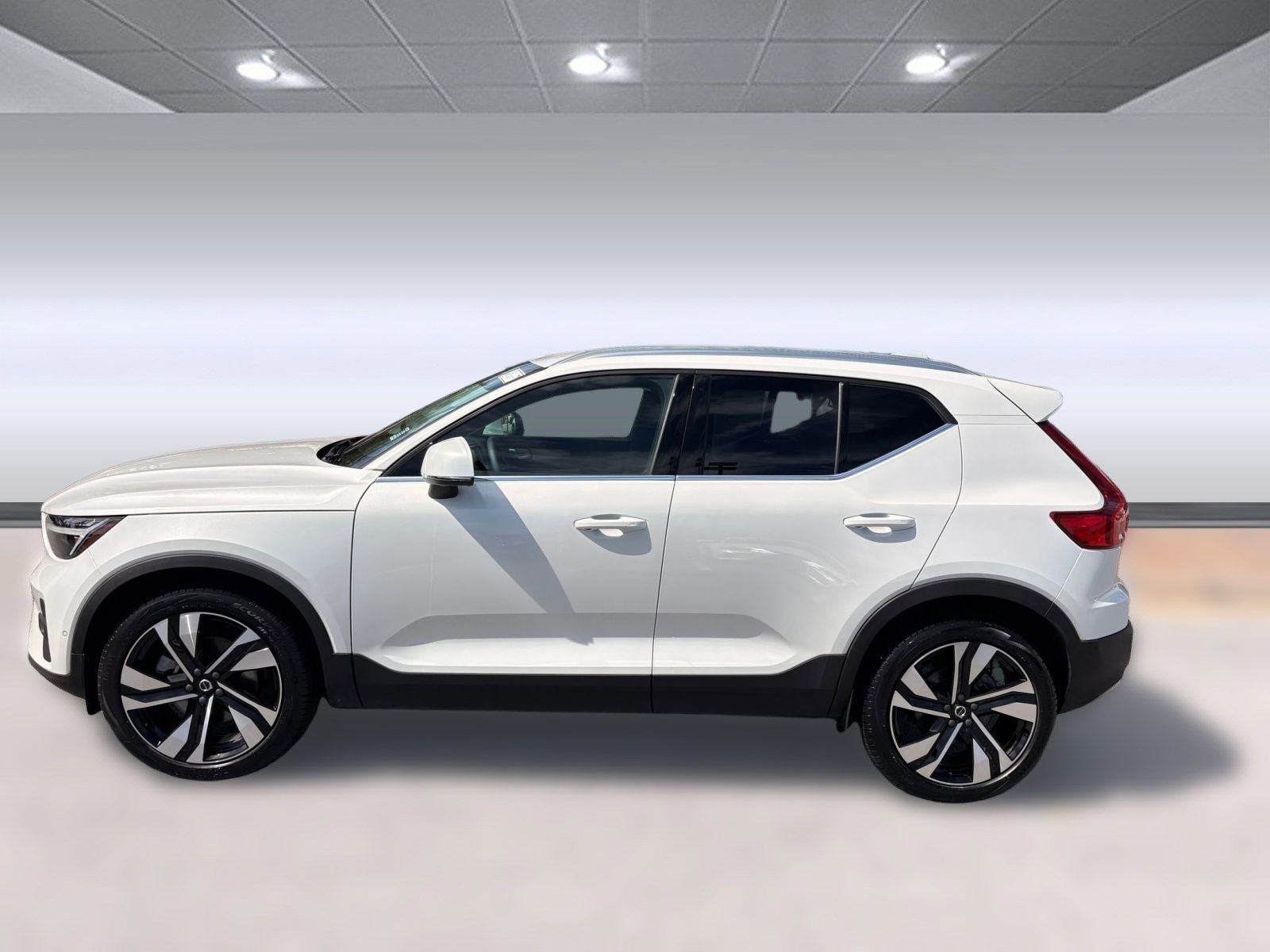 2025 Volvo XC40 AWD Plus photo 2