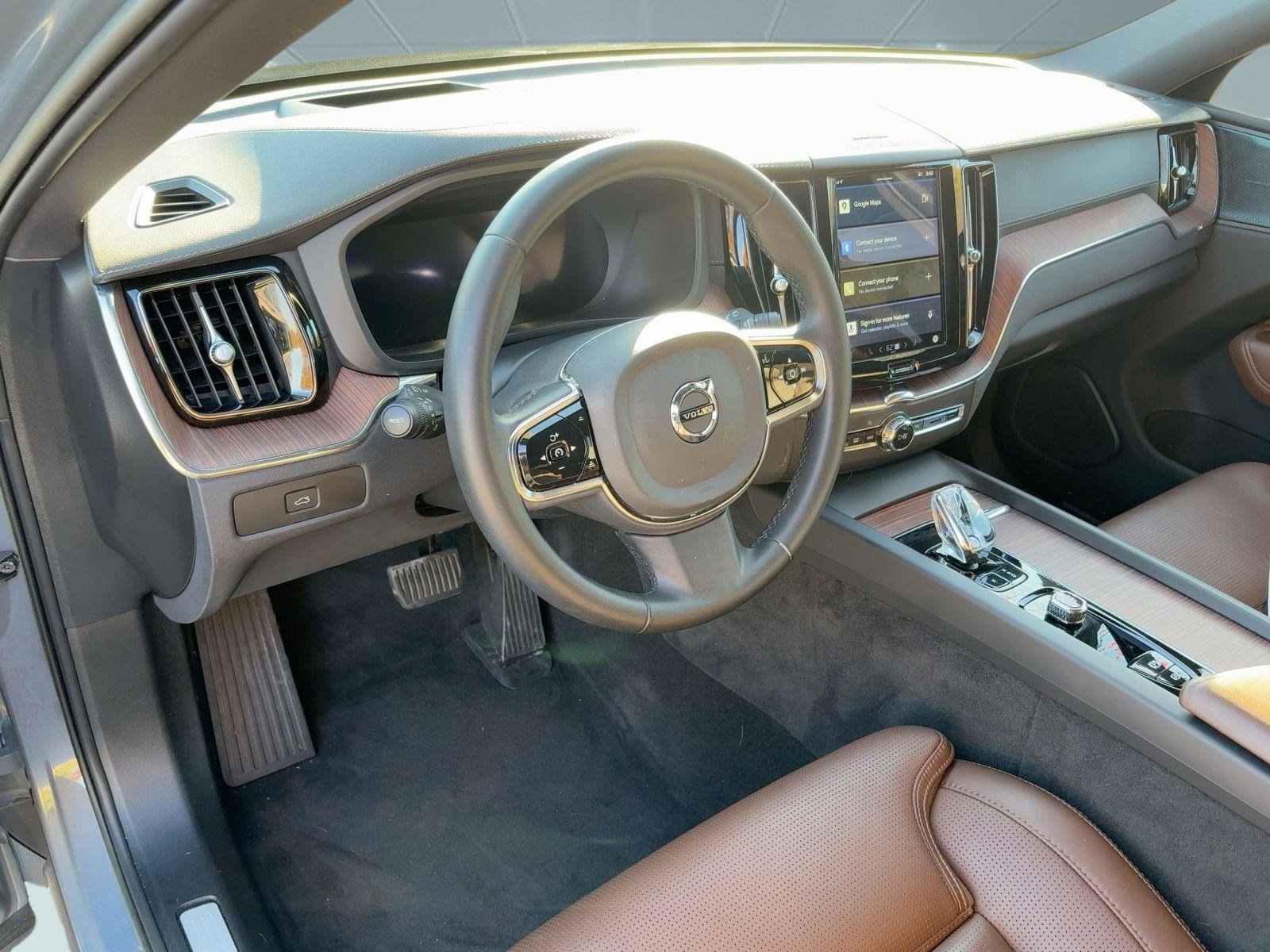 2023 Volvo XC60 B5 Ultimate photo 4