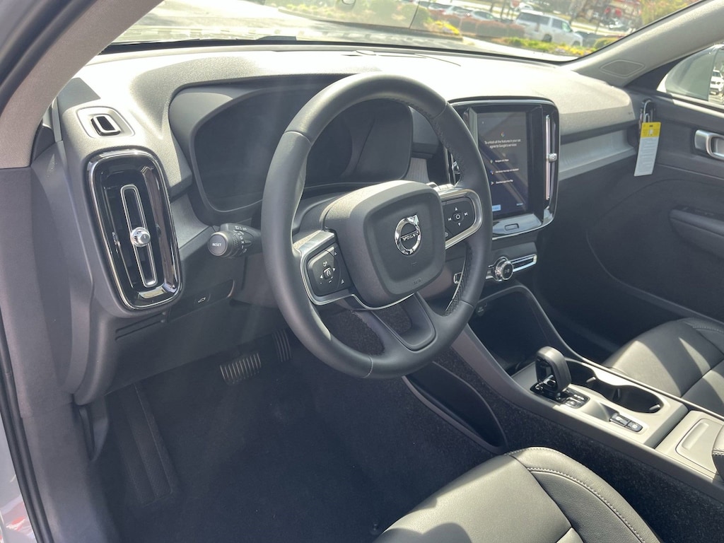 Used 2025 Volvo XC40 Core Bright Theme B5 AWD Core Bright Theme