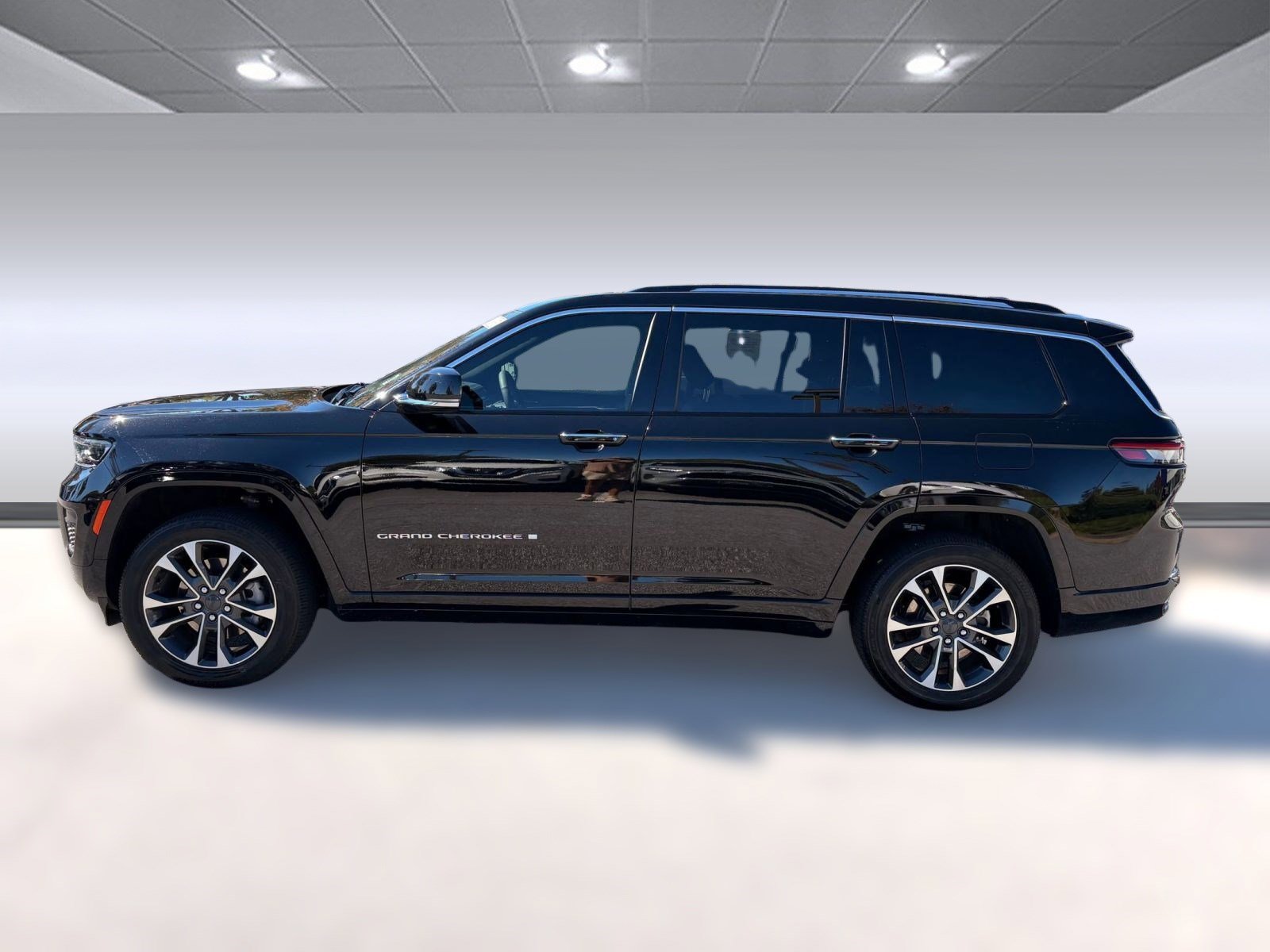 2023 Jeep Grand Cherokee Overland photo 2